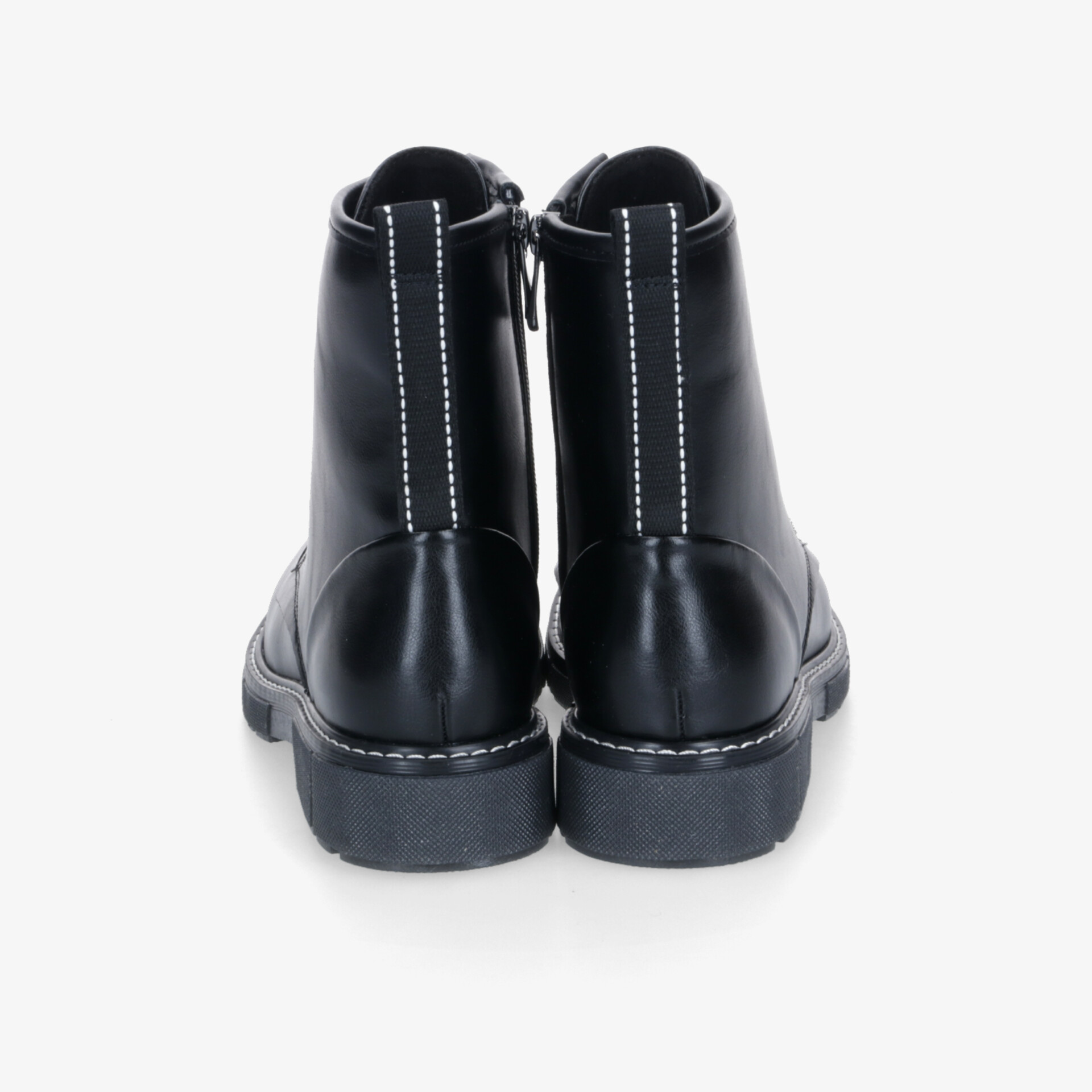 Rückansicht von robusten schwarzen Stiefeletten mit Reißverschluss und verstärktem Sohlenrand für sicheren Halt
