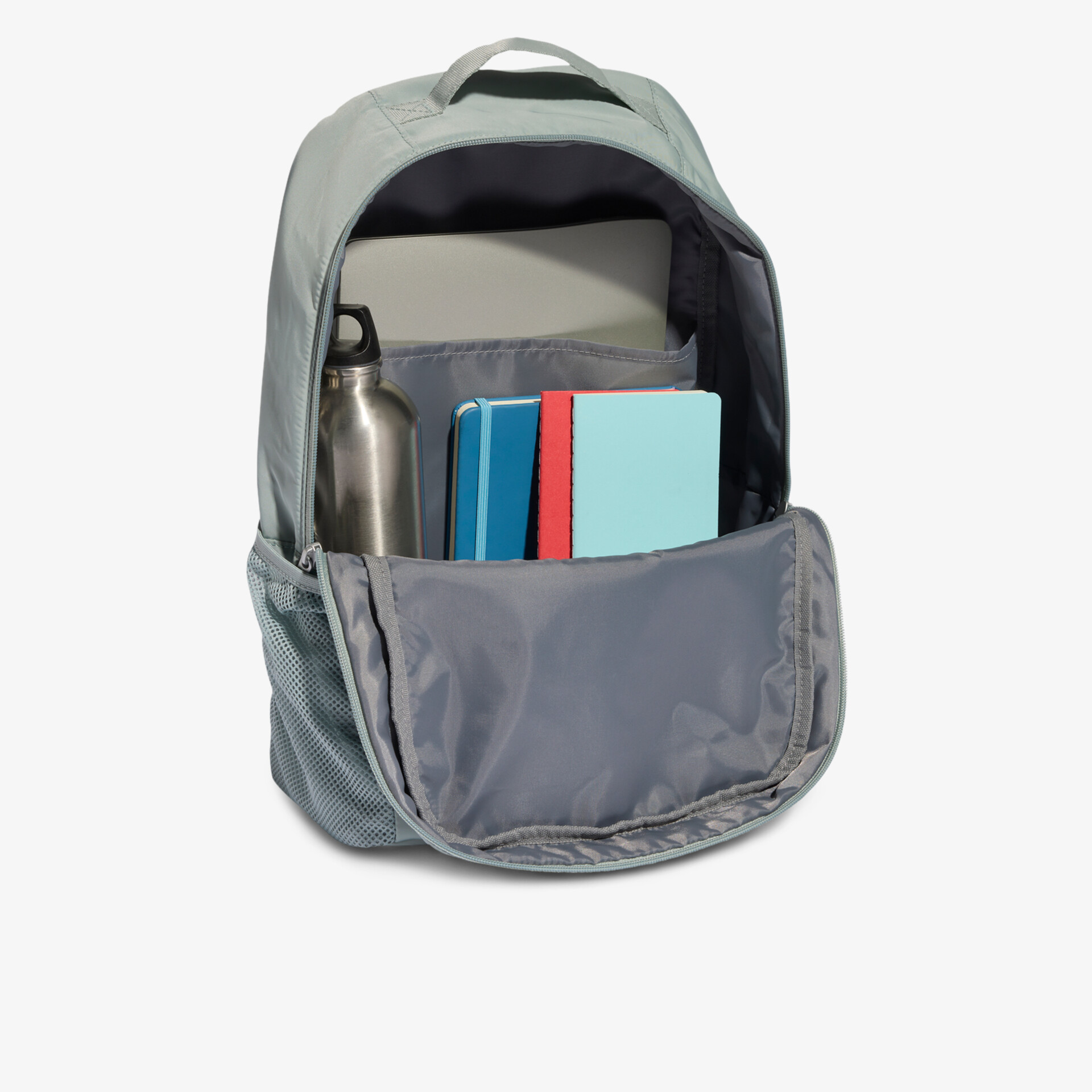 Moderner Rucksack mit geöffnetem Hauptfach, zeigt gepolsterten Stauraum und praktisches Design