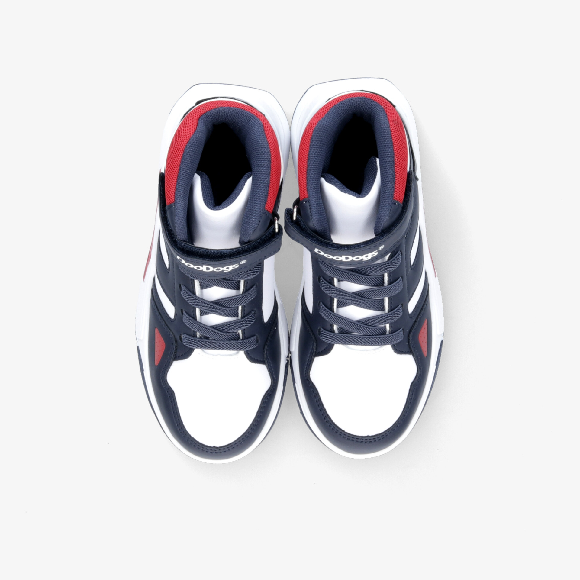 Paar modischer Sportschuhe in navy, weiß und rot mit Schnürsenkeln, bequem und strapazierfähig, Draufsicht