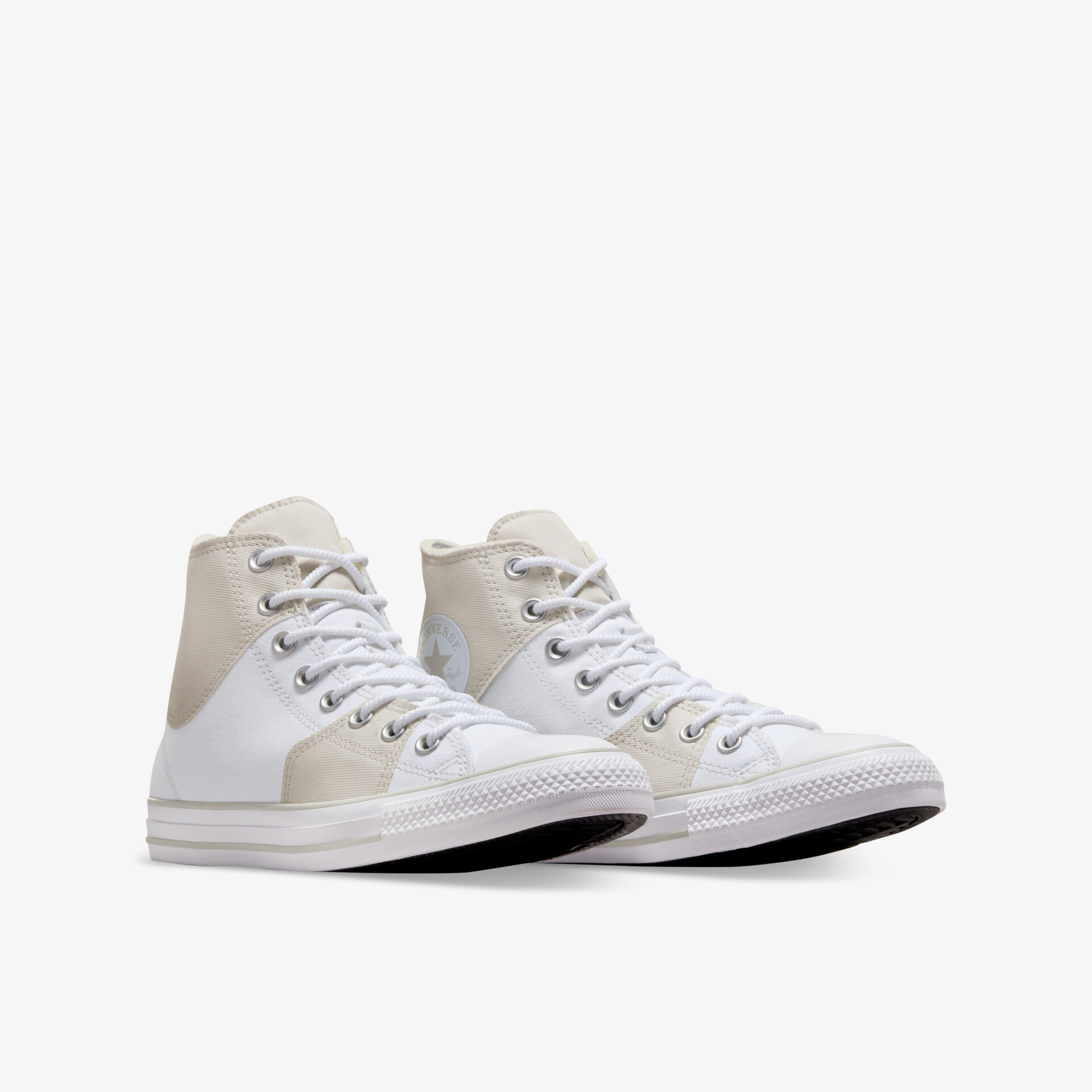 Weiß-beige hohe Sneakers im Paar, sportlich, bequem mit robuster Sohle und klassischem Schnürdesign