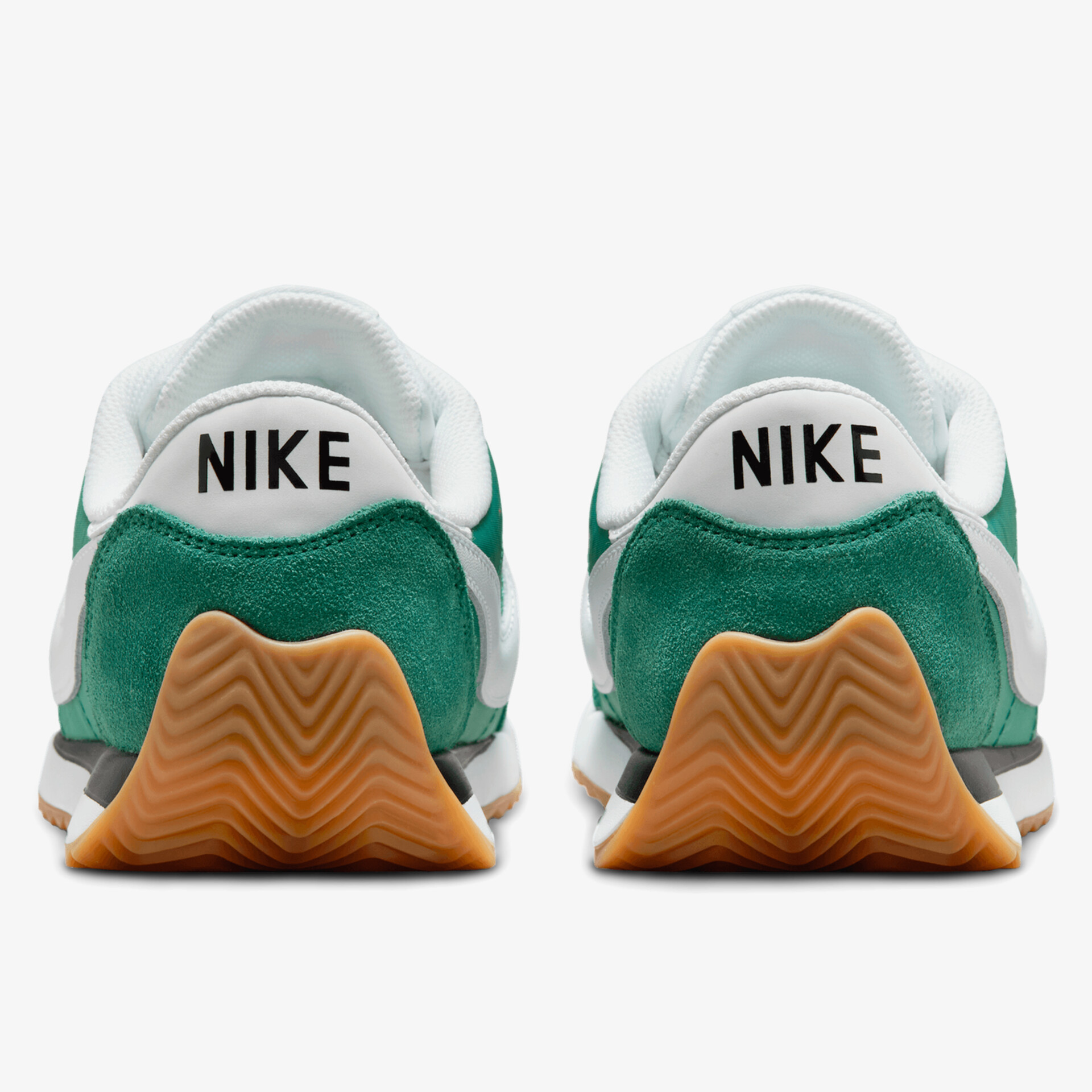 Nike Sneaker in Grün-Weiß mit rutschfester Gummisohle und komfortablem Innenfutter, Rückansicht