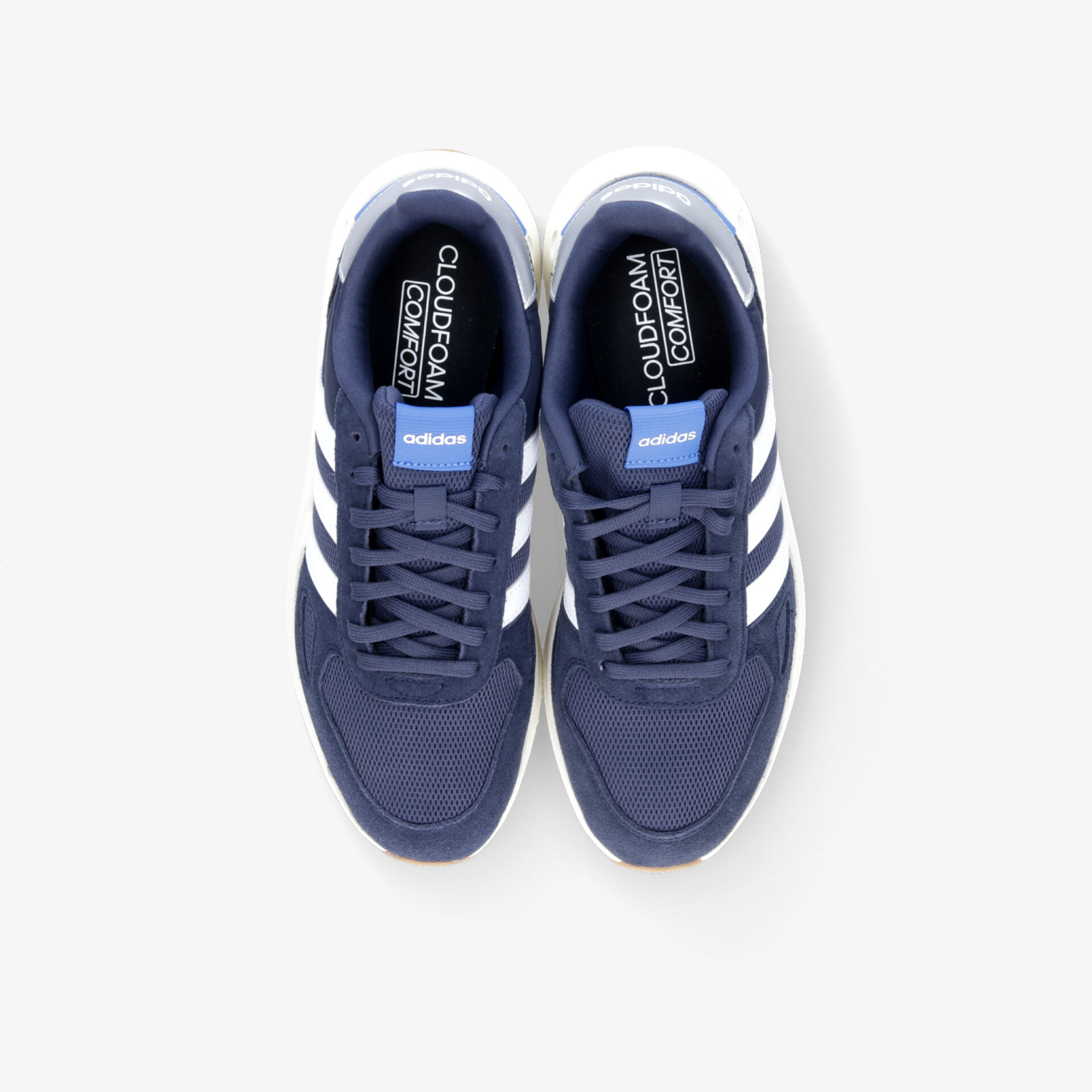 Obere Draufsicht auf ein Paar blaue Sneaker mit weißen Streifen, sportlich und bequem gestaltet