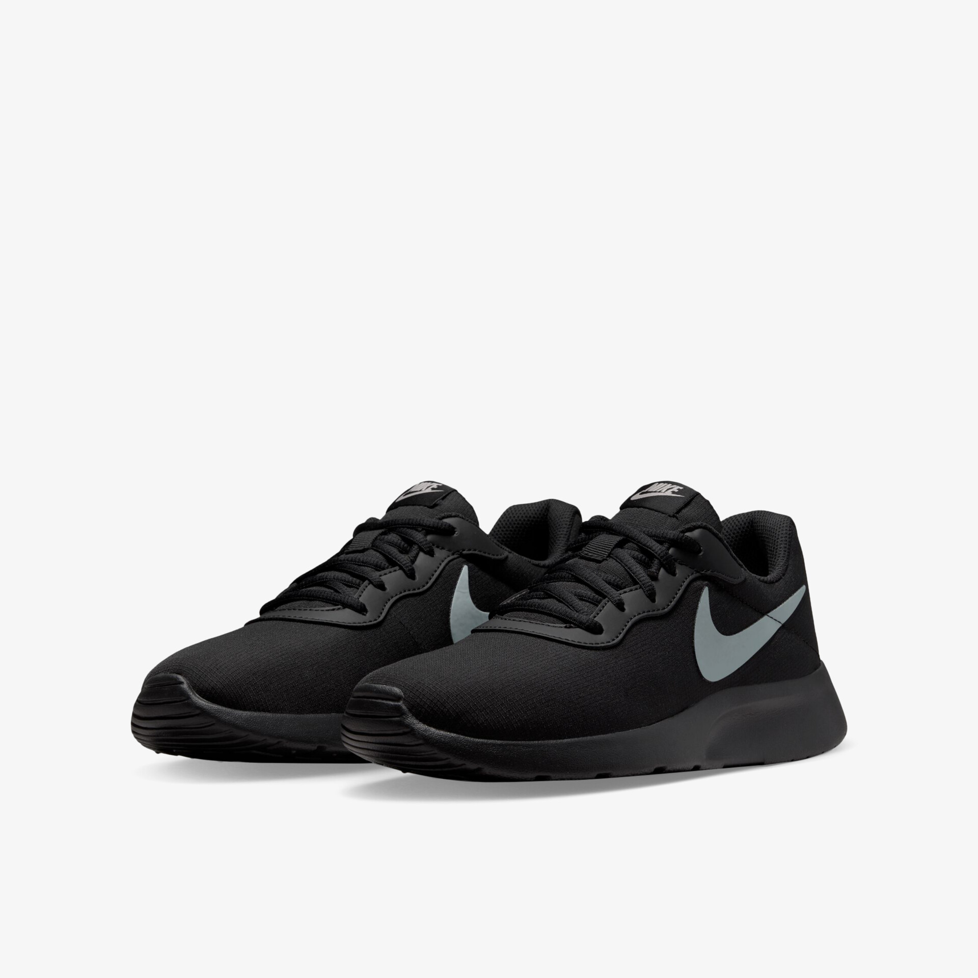 Schwarze Laufschuhe mit ikonischem Design und optimalem Tragekomfort für vielseitige sportliche Aktivitäten.