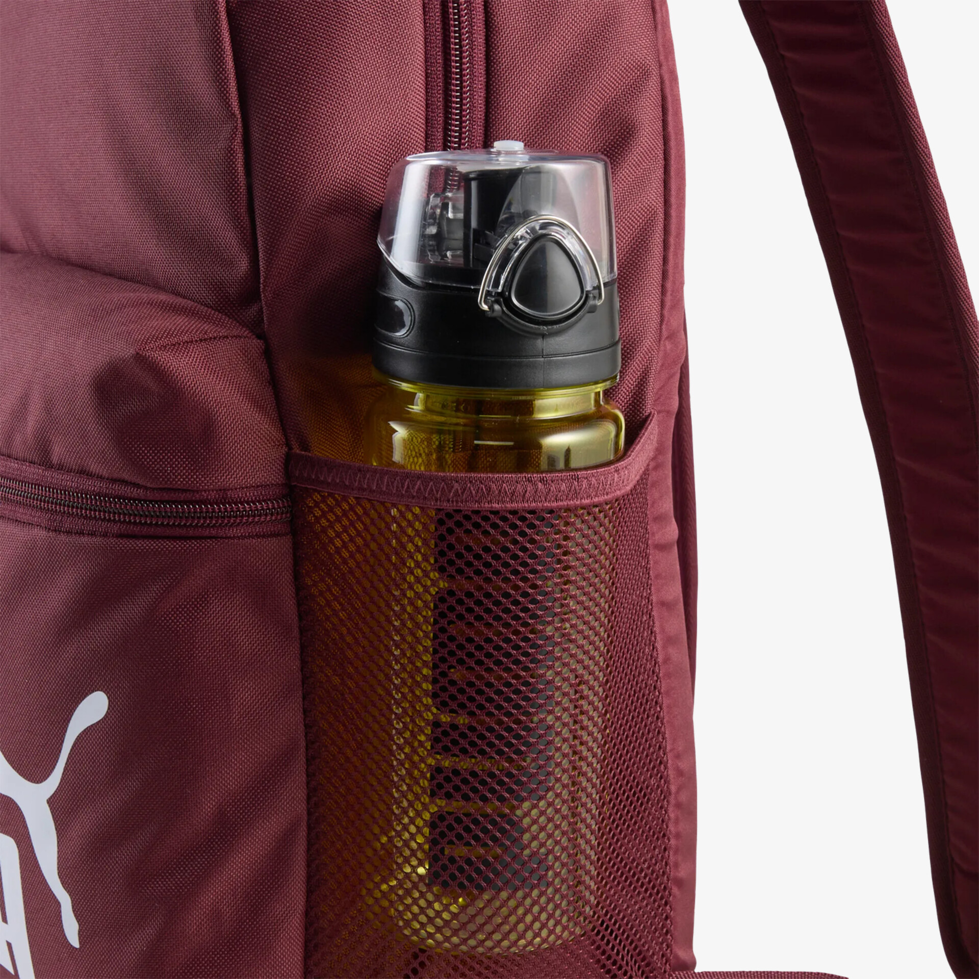 Detailansicht eines robusten Rucksacks mit praktischem Netzflaschenhalter und stabilem Tragegurt