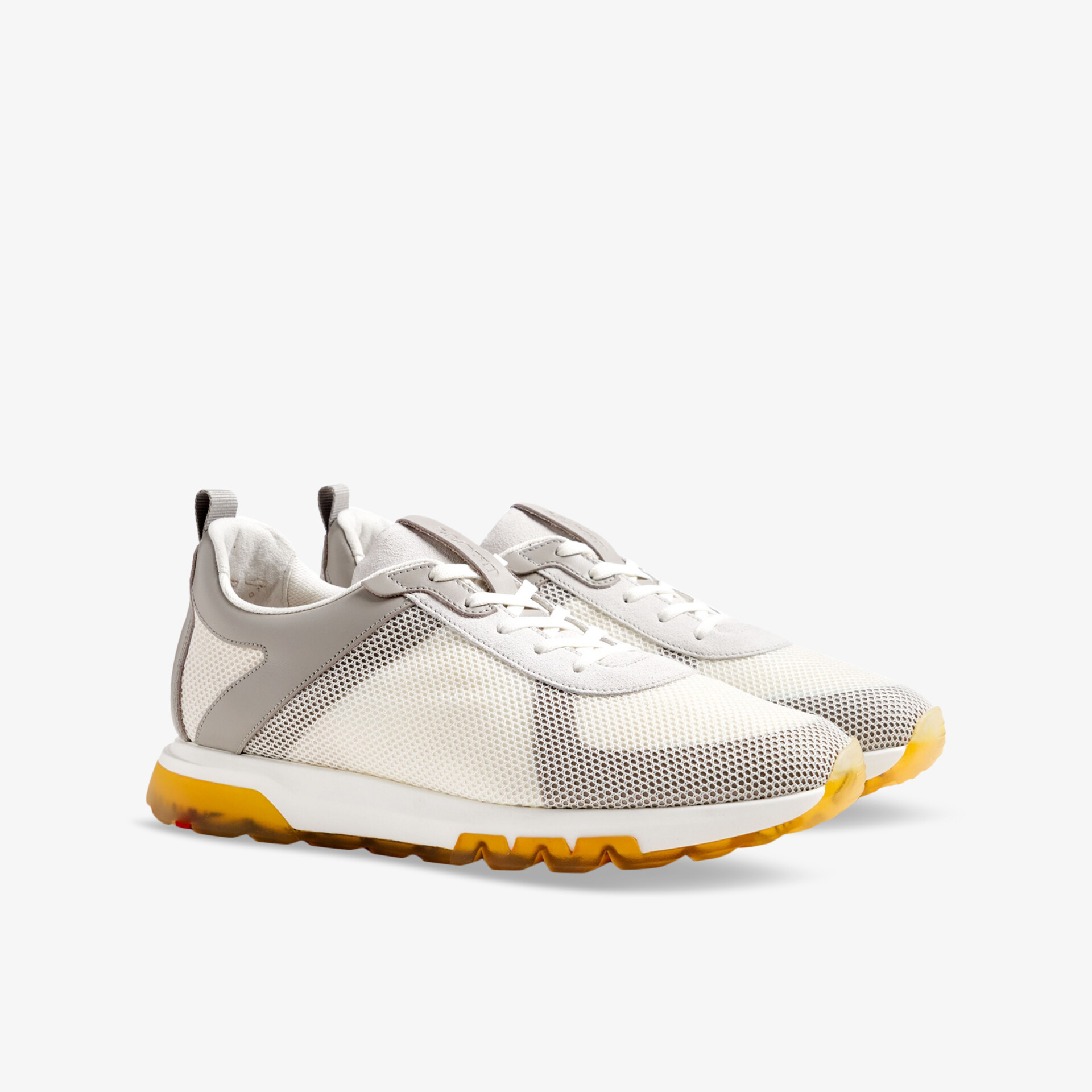 Moderner Sneaker mit Mesh-Obermaterial und auffälliger gelber Sohle. Optimal für Alltag und Sport.