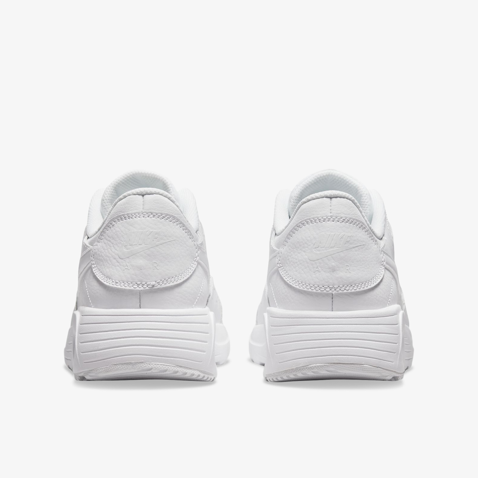 Weiße Sneaker, hinten, mit rutschfester Sohle und sportlichem Stil für vielseitige Freizeitaktivitäten.