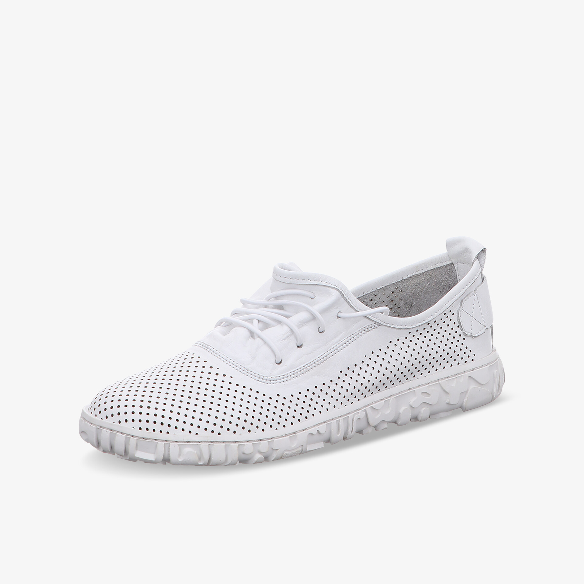 Leichter weißer Schuh mit atmungsaktivem, perforiertem Material und flexibler, rutschfester Sohle für hohen Tragekomfort