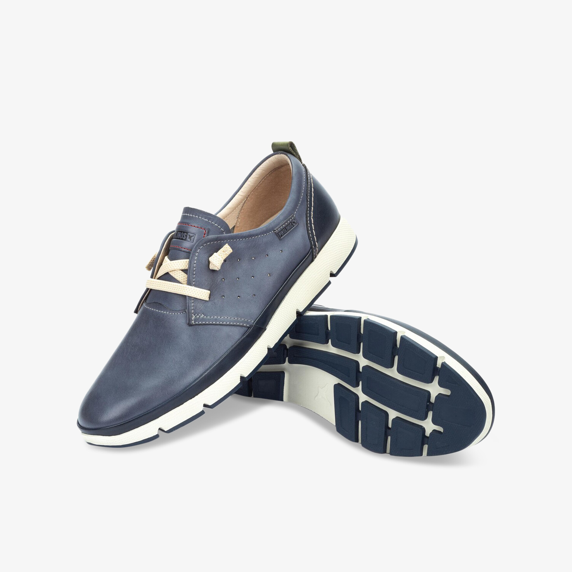 Bequemer blauer Sneaker mit flexibler, rutschfester Sohle und modernem sportlichem Design in 3/4 Ansicht