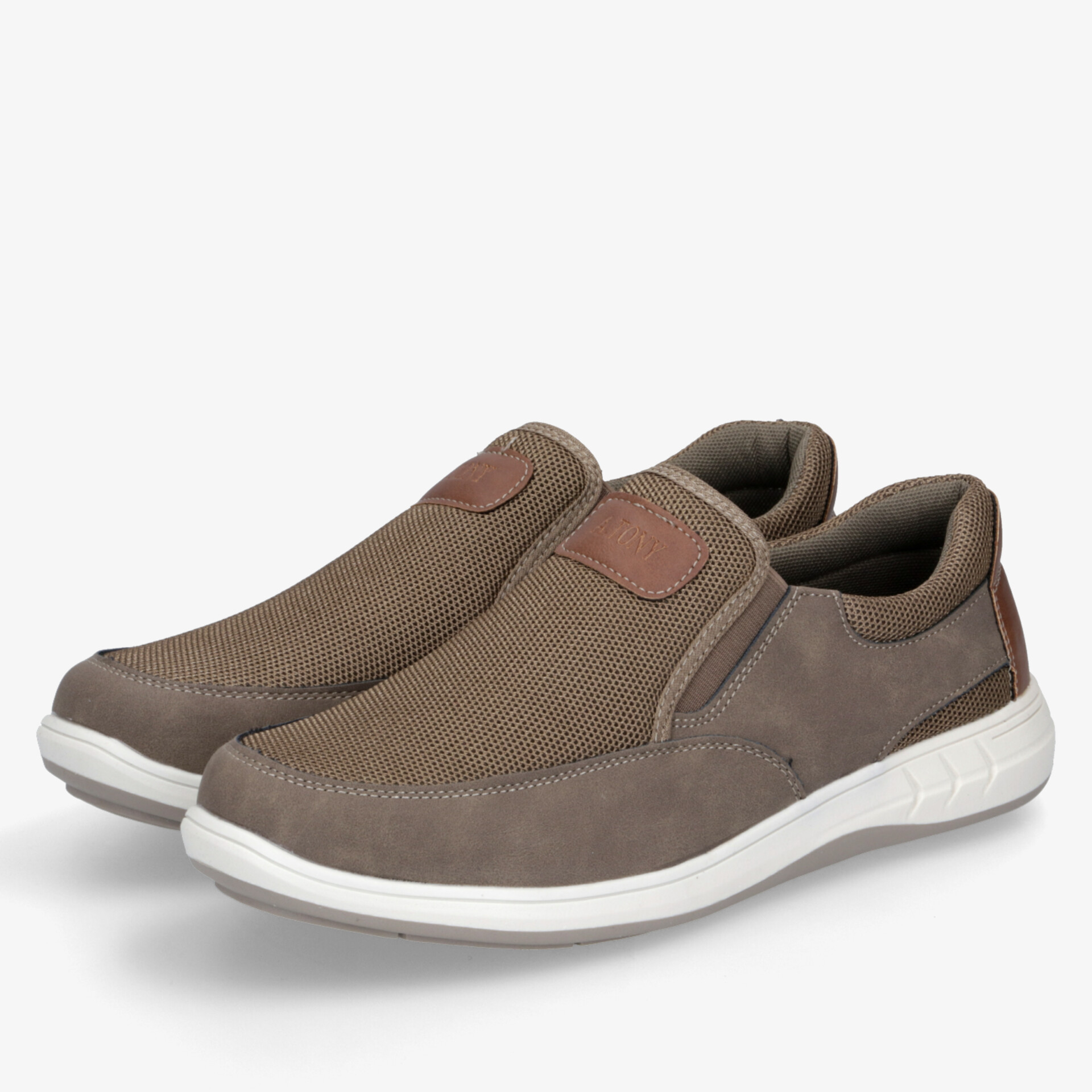 Leichter brauner Sneaker mit weißer Sohle, elastischer Einstieg und komfortablem Design für täglichen Gebrauch