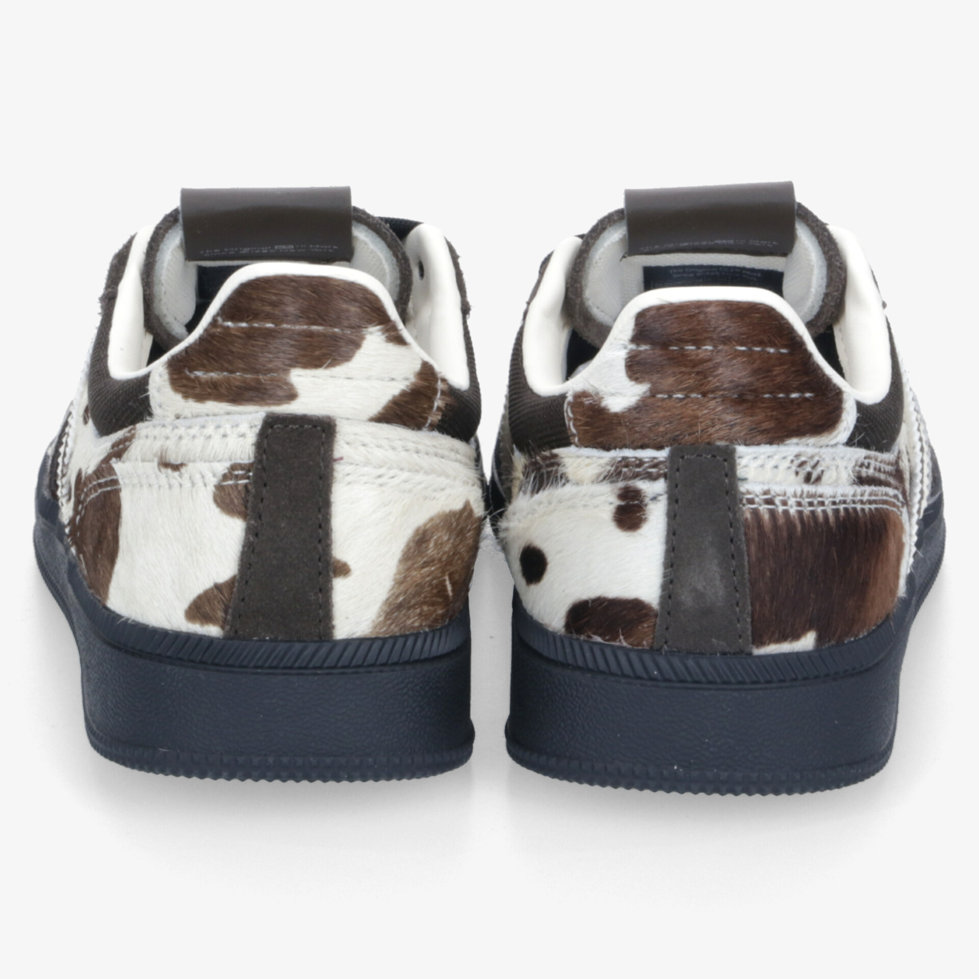 Modische Schuhe im Tiermuster mit dunklen Lederakzenten und bequemer Sohle, ideal für trendige Looks.