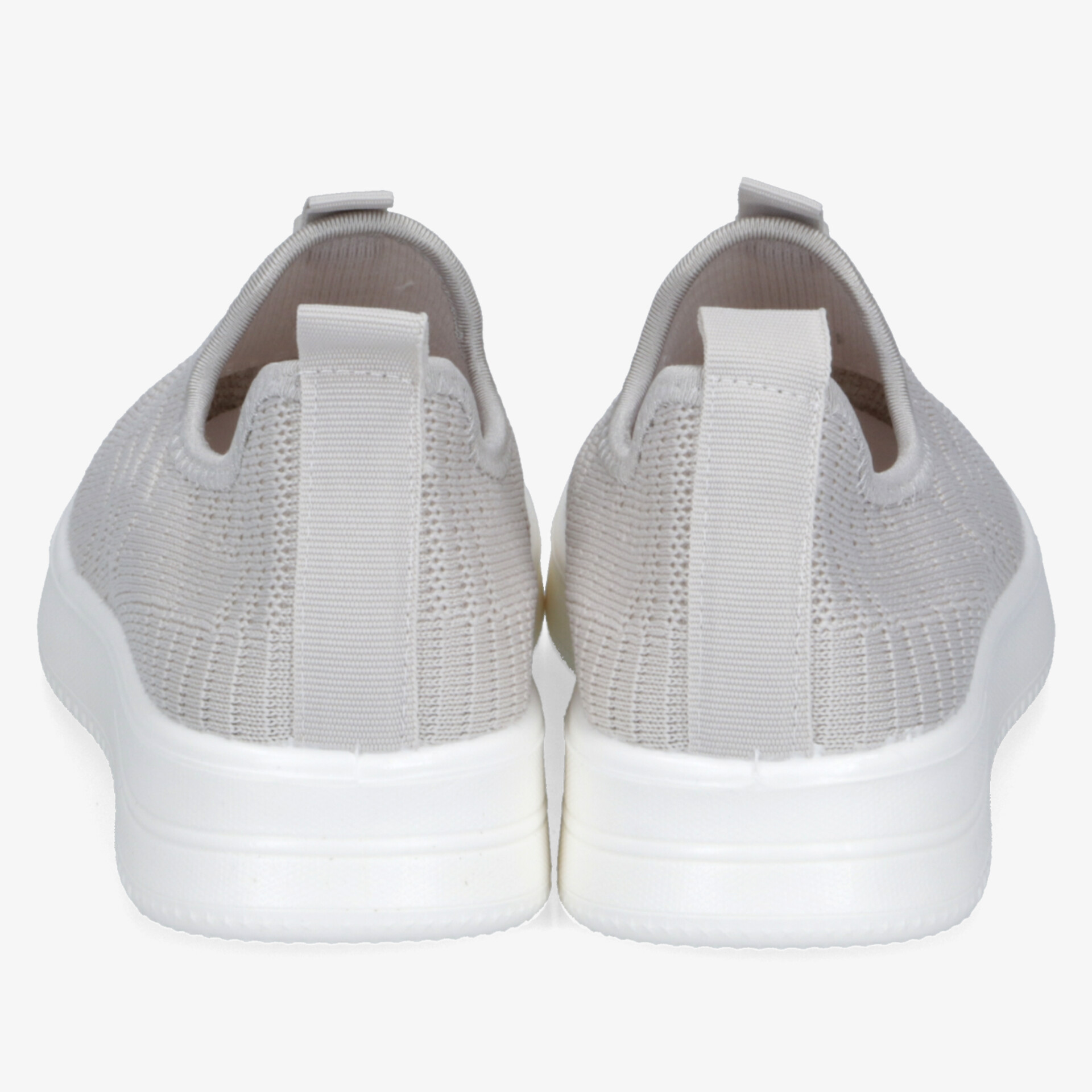 Weißer leichter Schuh mit atmungsaktivem Material und rutschfester Sohle in klarer Rückansicht