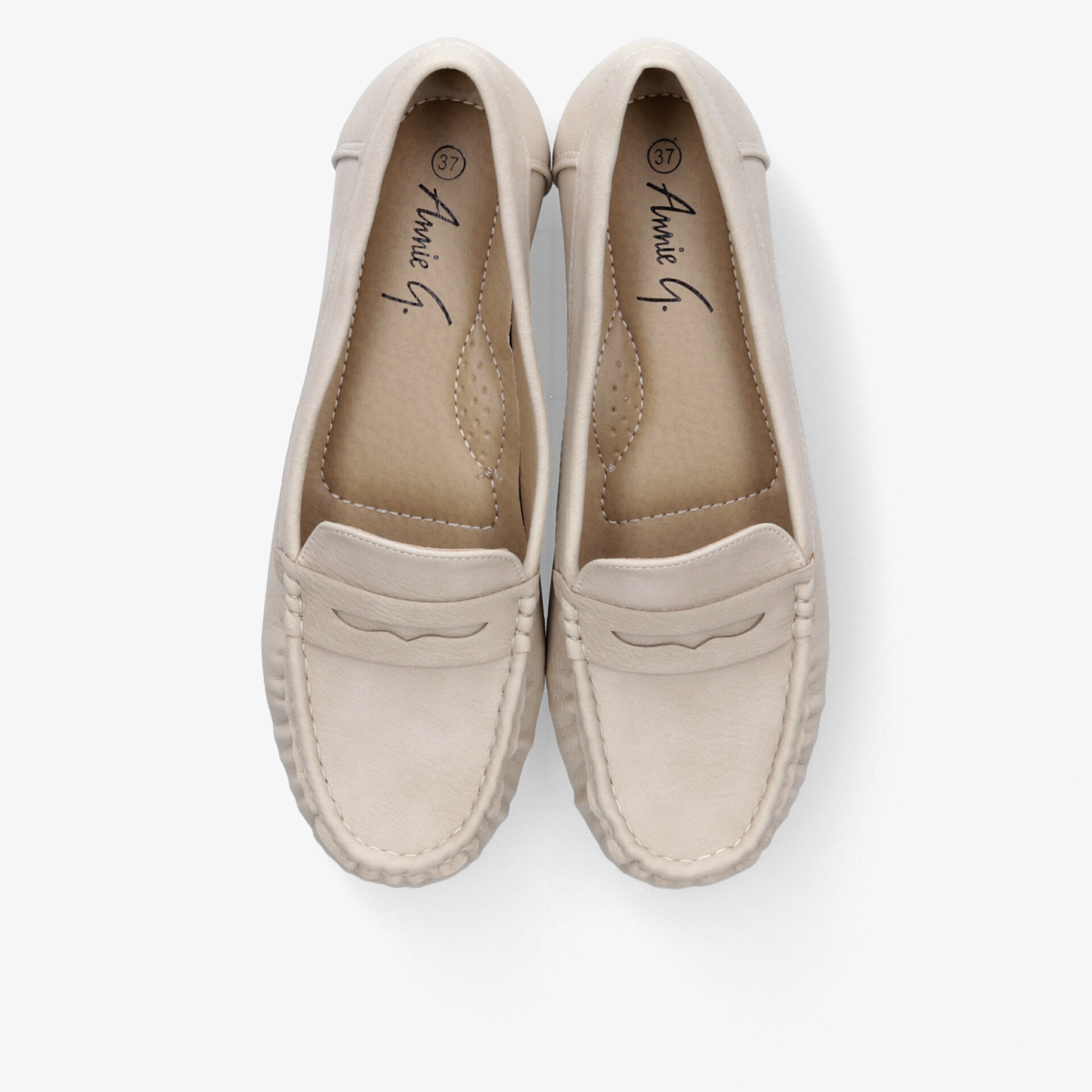 Beiges Loafer-Paar aus hochwertigem Material, bequem und elegant, ideale Schuhe für vielseitigen Einsatz