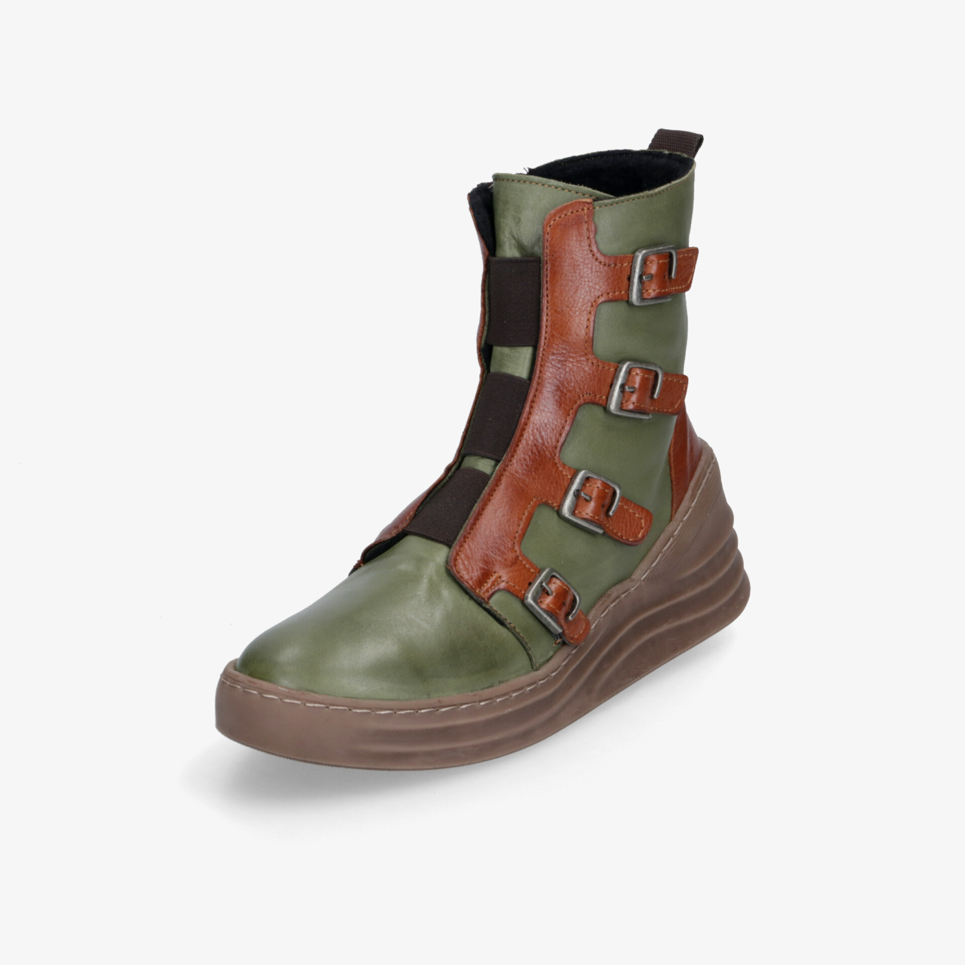 Moderner grüner und brauner Stiefel mit vier Schnallen und bequemer Sohle in schräger Vorderansicht