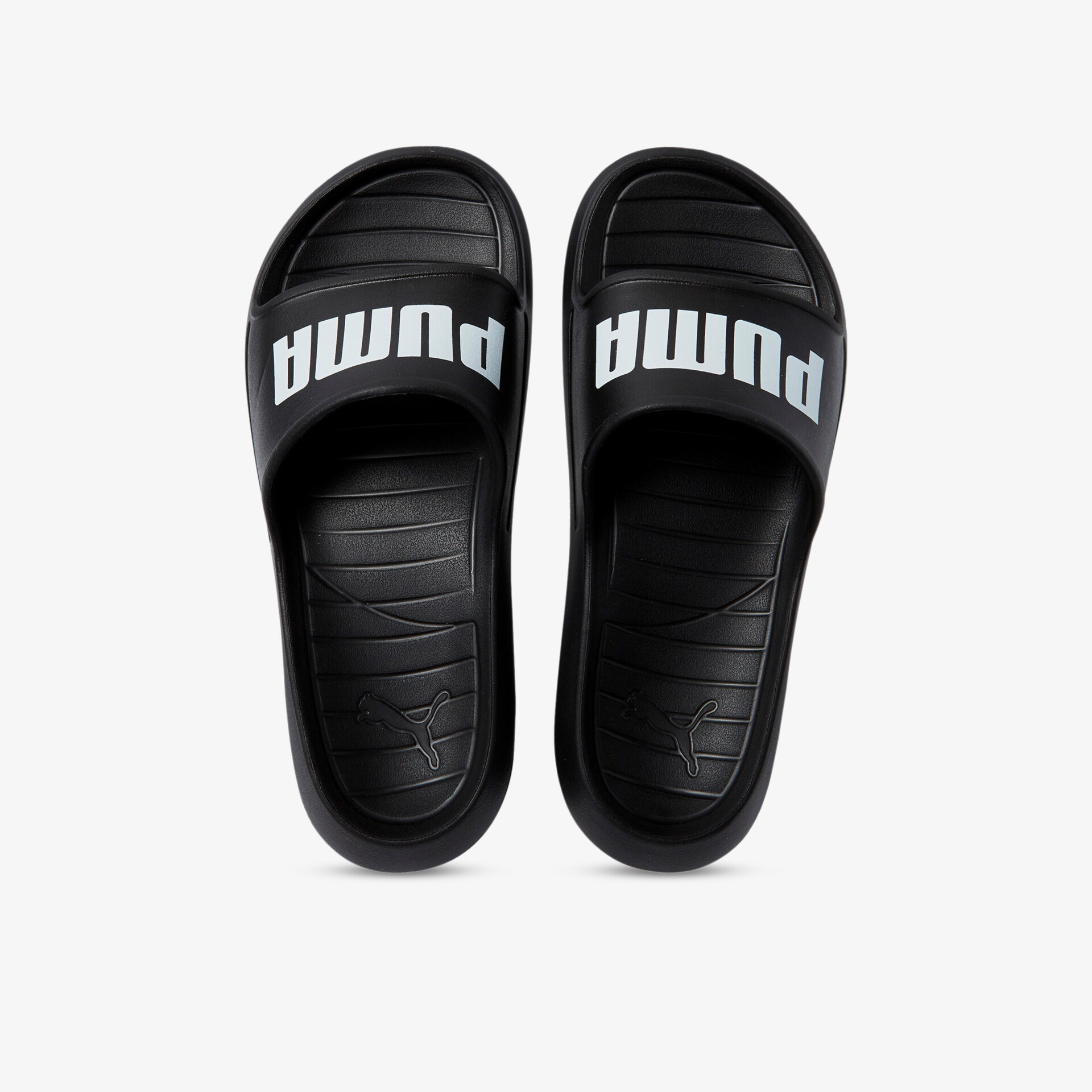 Bequeme, strapazierfähige schwarze Slides mit auffälligem Logo und rutschfester Sohle für den täglichen Gebrauch.