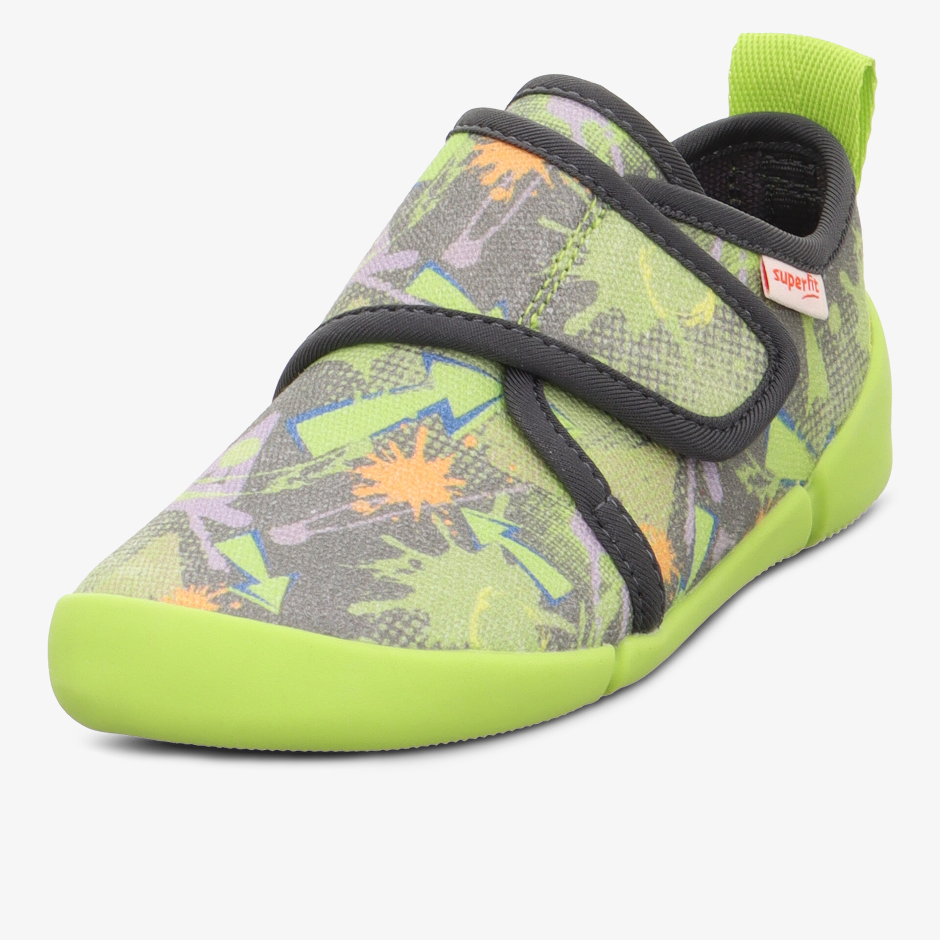 Bequemer leichter Schuh mit grünem Klettverschluss und buntem Muster auf weichem Material