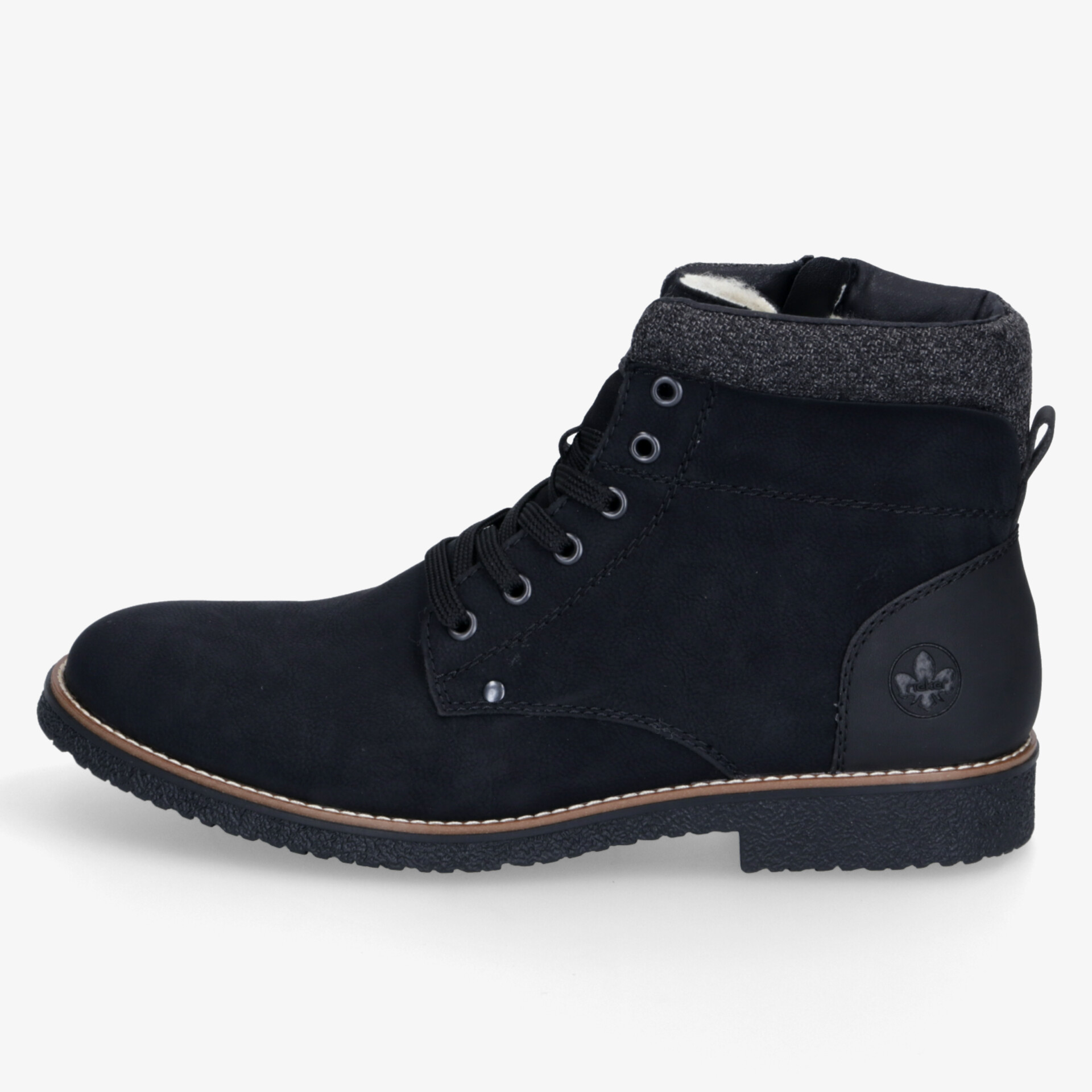 Schwarze Stiefelette mit gepolstertem Kragen und rutschfester Sohle in klarer Seitenansicht, robust und bequem