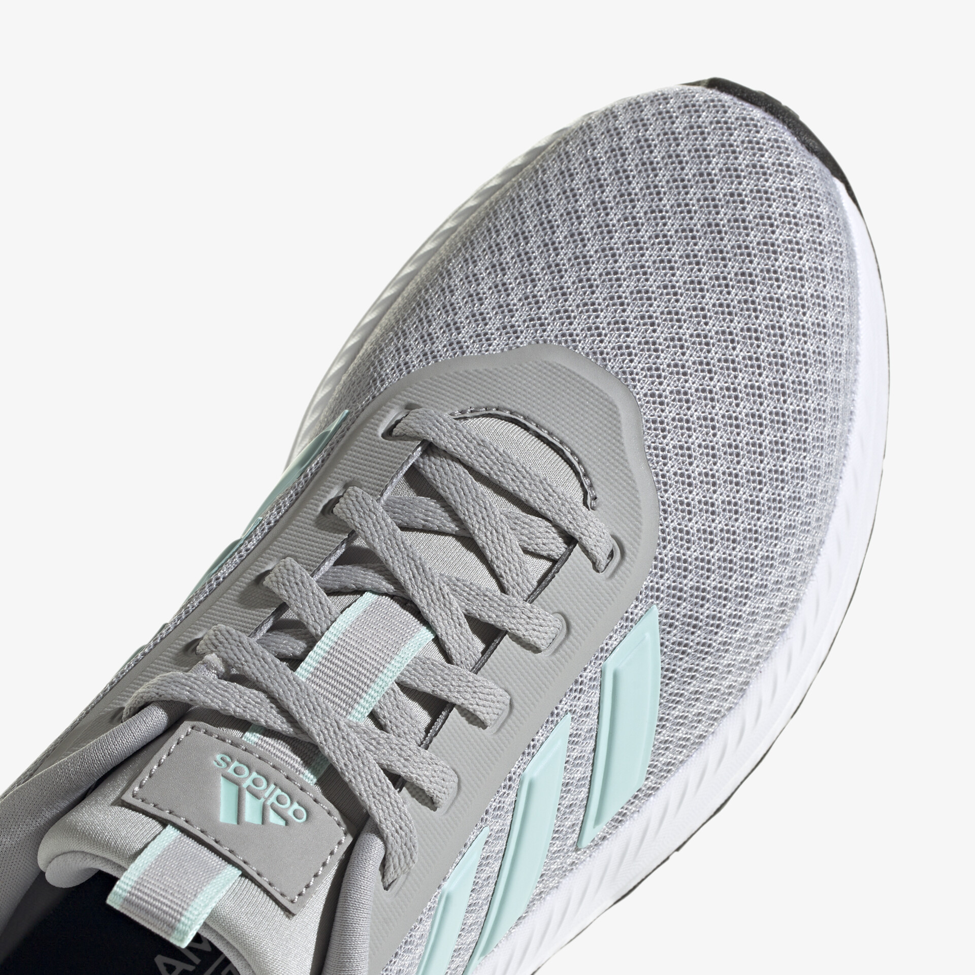 Moderner Sportschuh mit atmungsaktivem Mesh-Gewebe und flexibler Sohle in stilvollem Grau.