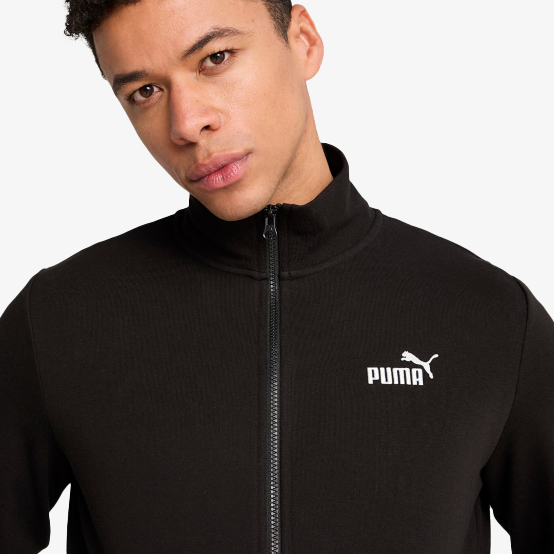 Schwarze Puma Sweatjacke mit durchgehendem Reißverschluss und hohem Kragen in Frontansicht