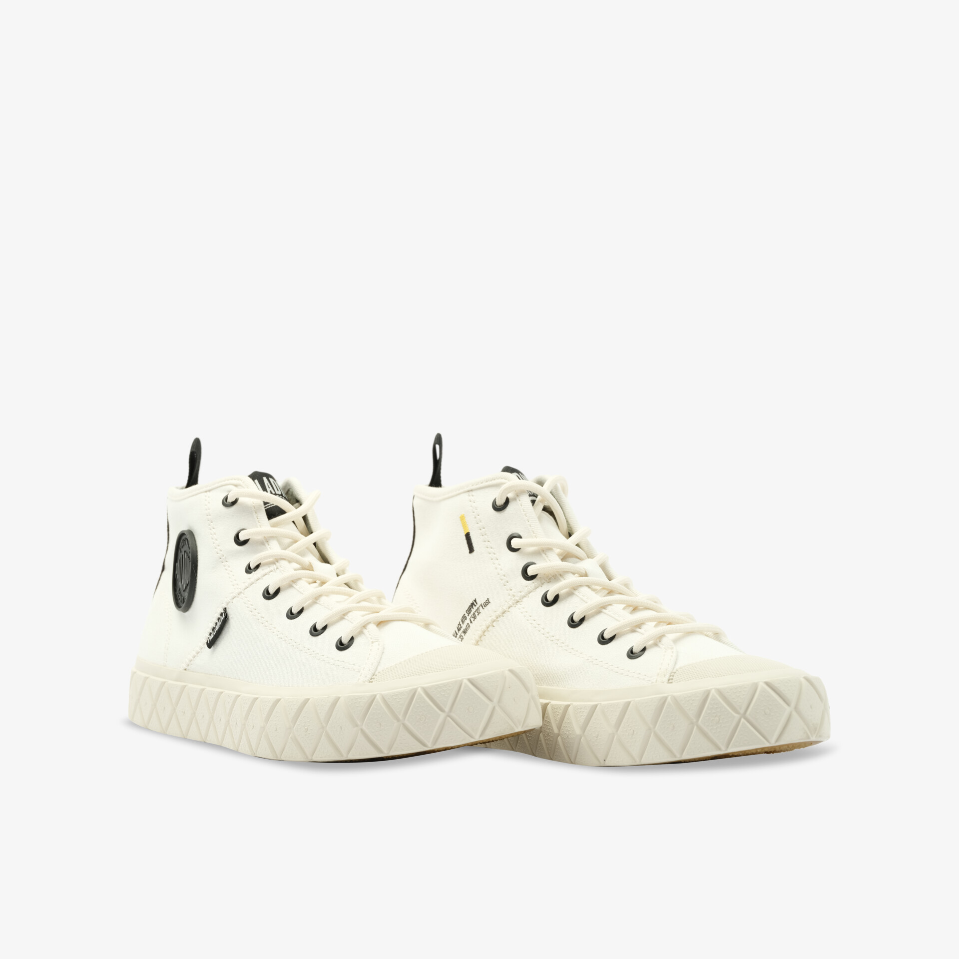 Modische weiße Sneaker mit robuster Sohle und bequemem Tragekomfort für vielfältige Anlässe.