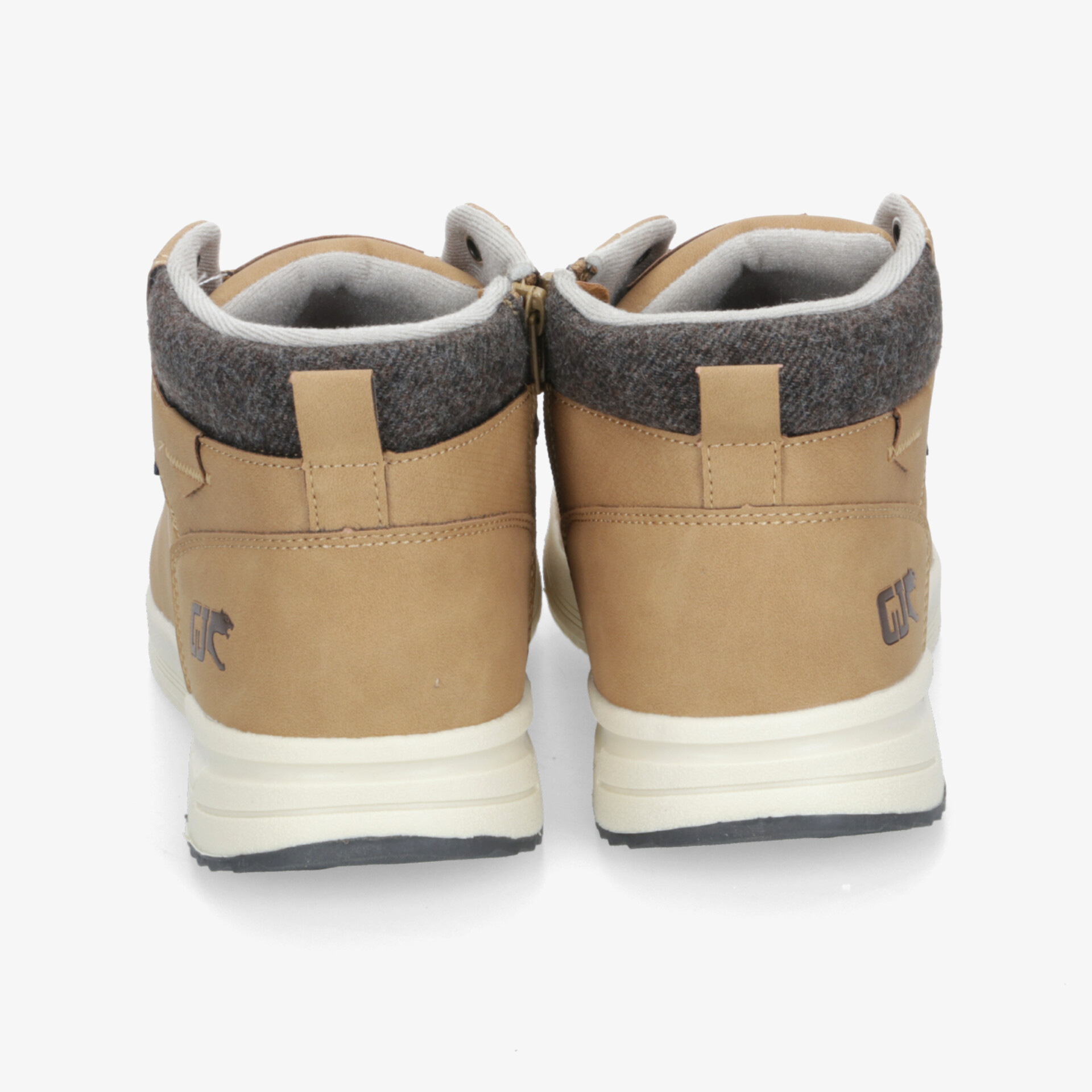 Robuste Schuhe mit gepolstertem Kragen und rutschfester Sohle, komfortabel und langlebig für vielseitigen Einsatz.