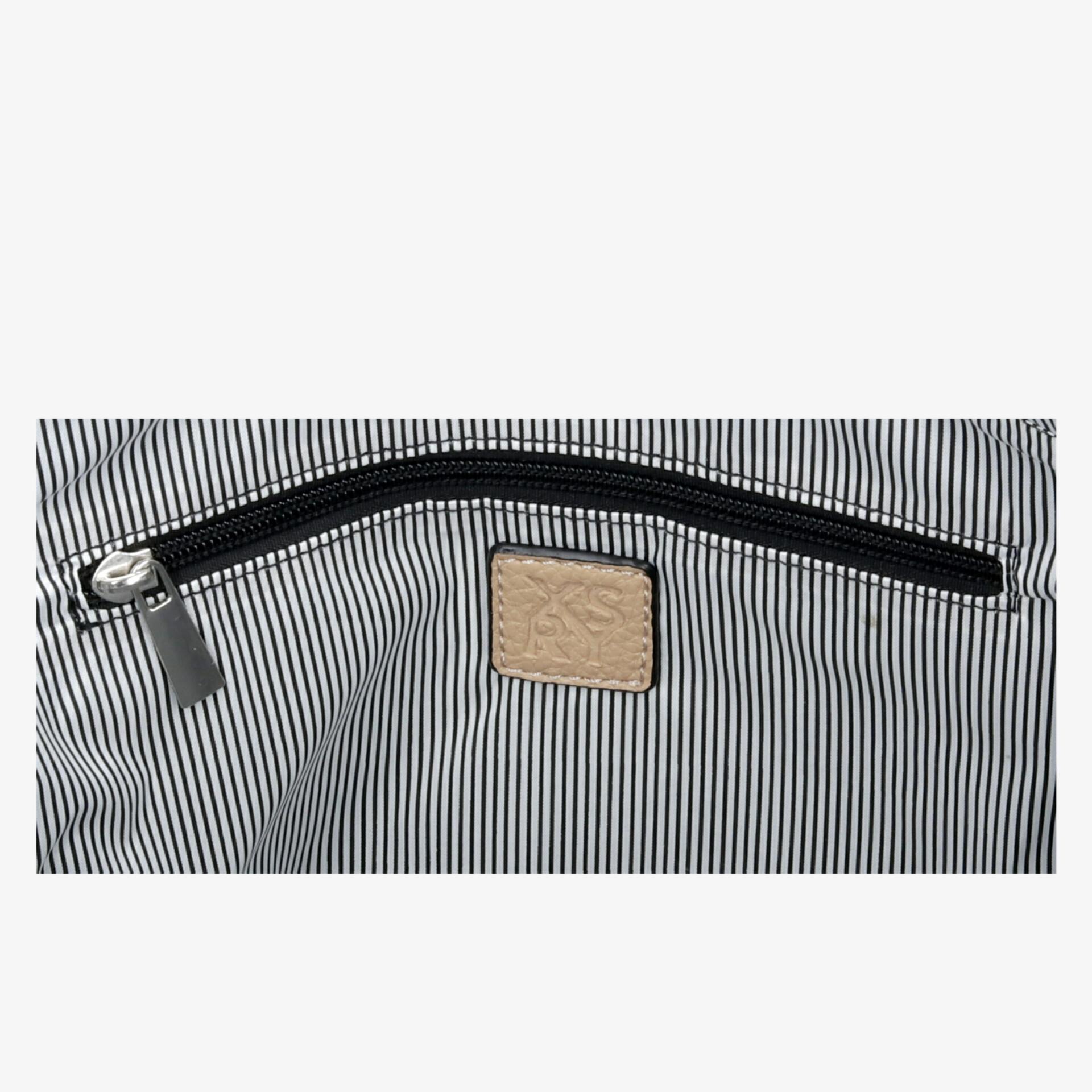 Elegante gestreifte Stofftasche mit robustem Reißverschluss für praktische Aufbewahrung und stilvollen Look.