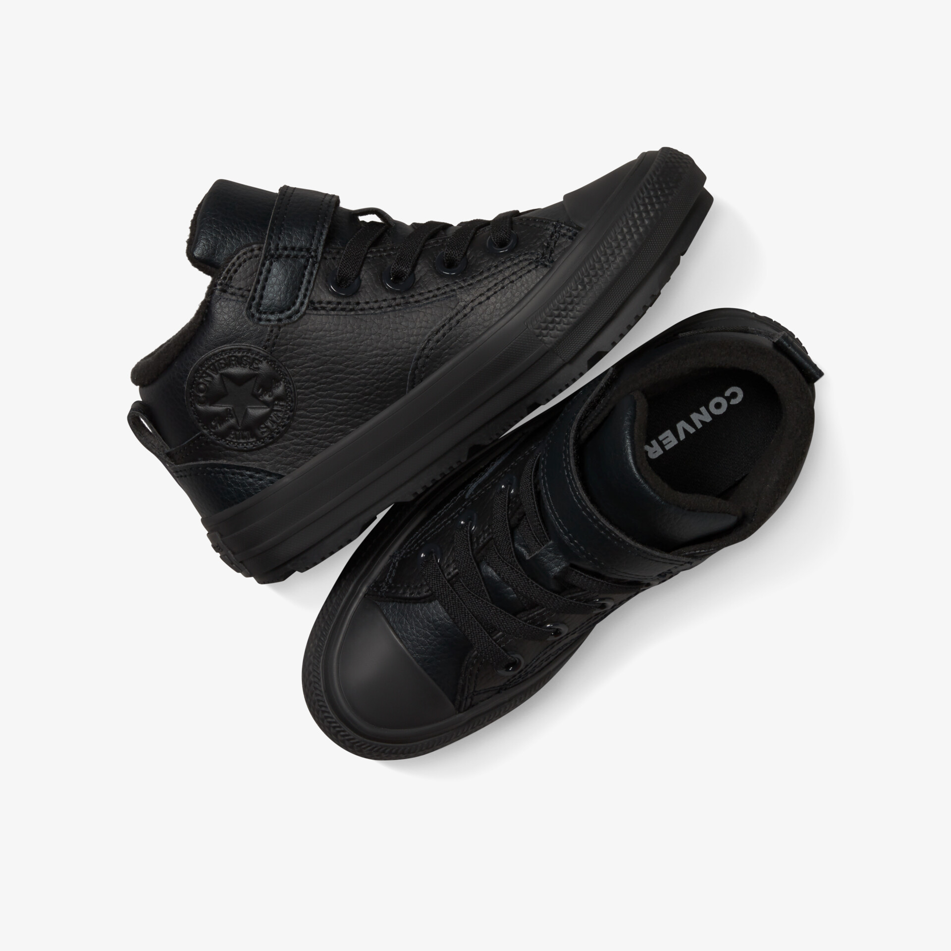 Elegante schwarze Sneaker mit robuster Bauweise und zeitlosem Design.