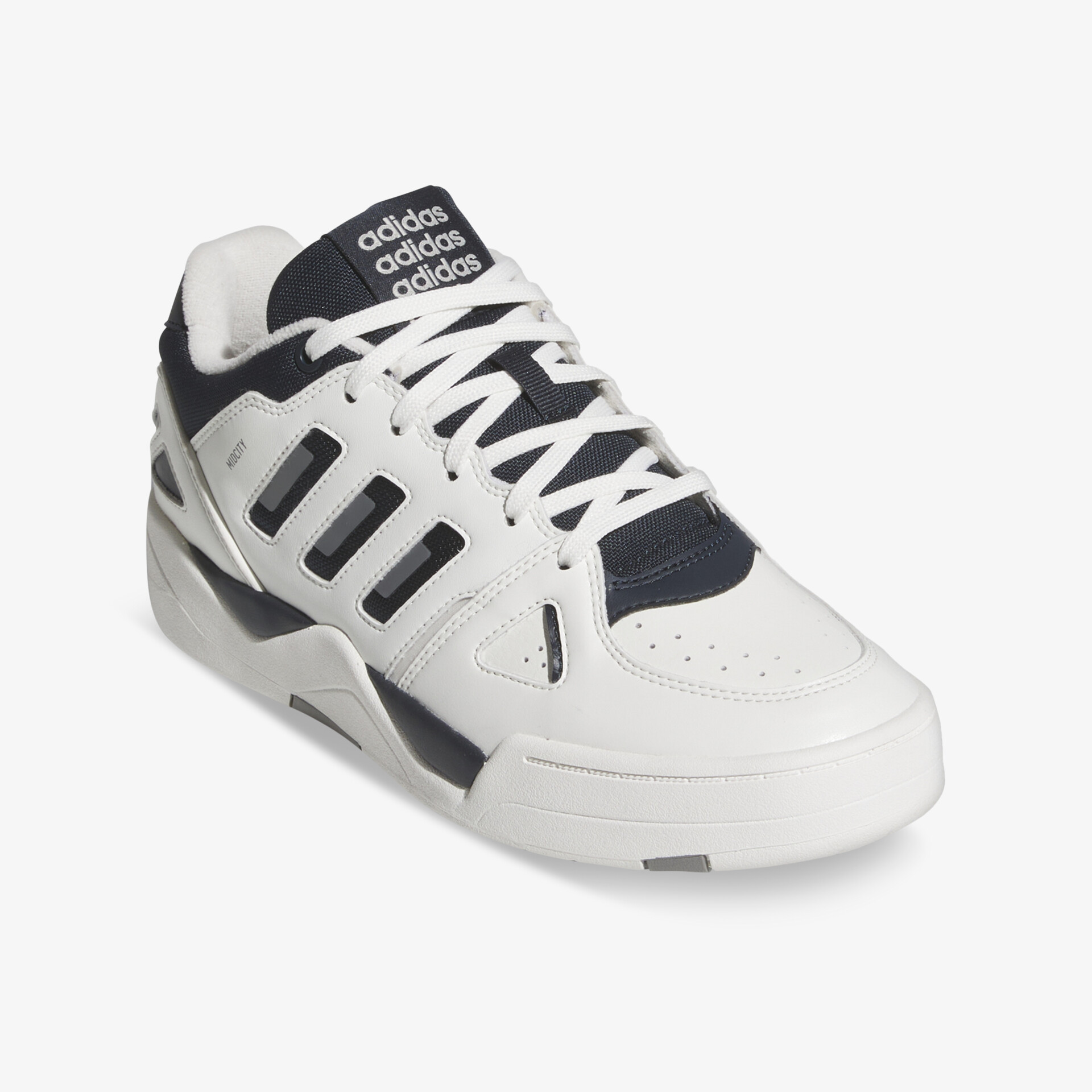 Weiß-schwarzer Sportschuh mit stabiler Sohle und komfortablem Design in schräger Vorderansicht