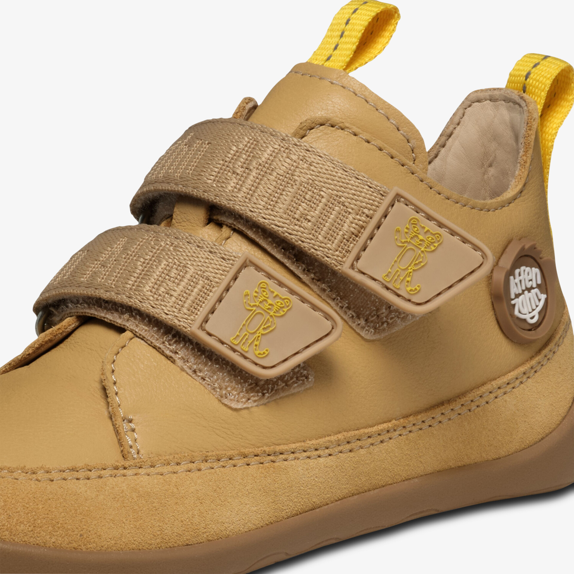 Bequemer Schuh aus softem Leder mit zwei verstellbaren Klettverschlüssen für sicheren Halt