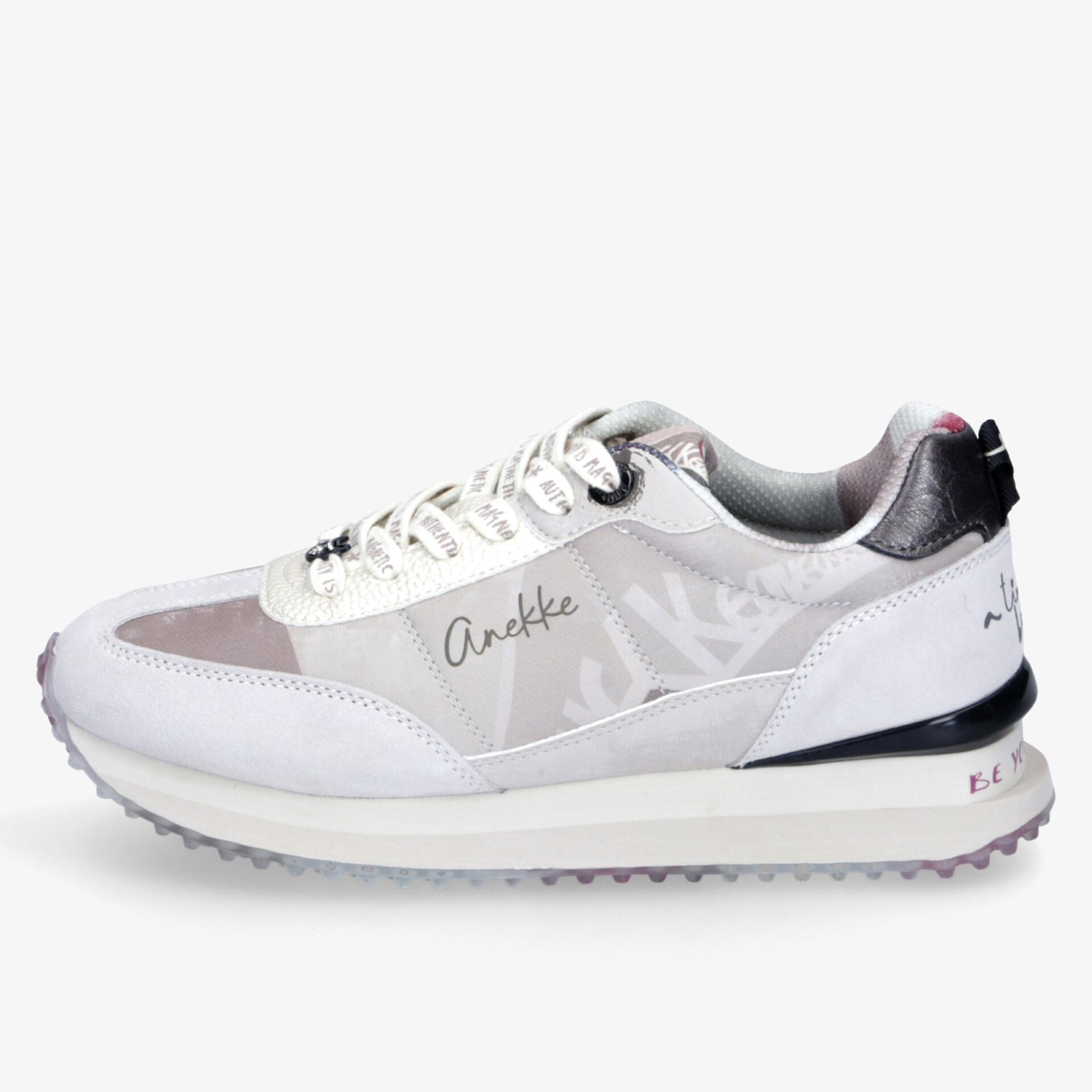 Moderner Sneaker mit stilvollem Design, komfortabler Passform und hochwertiger Verarbeitung seitlich abgebildet.