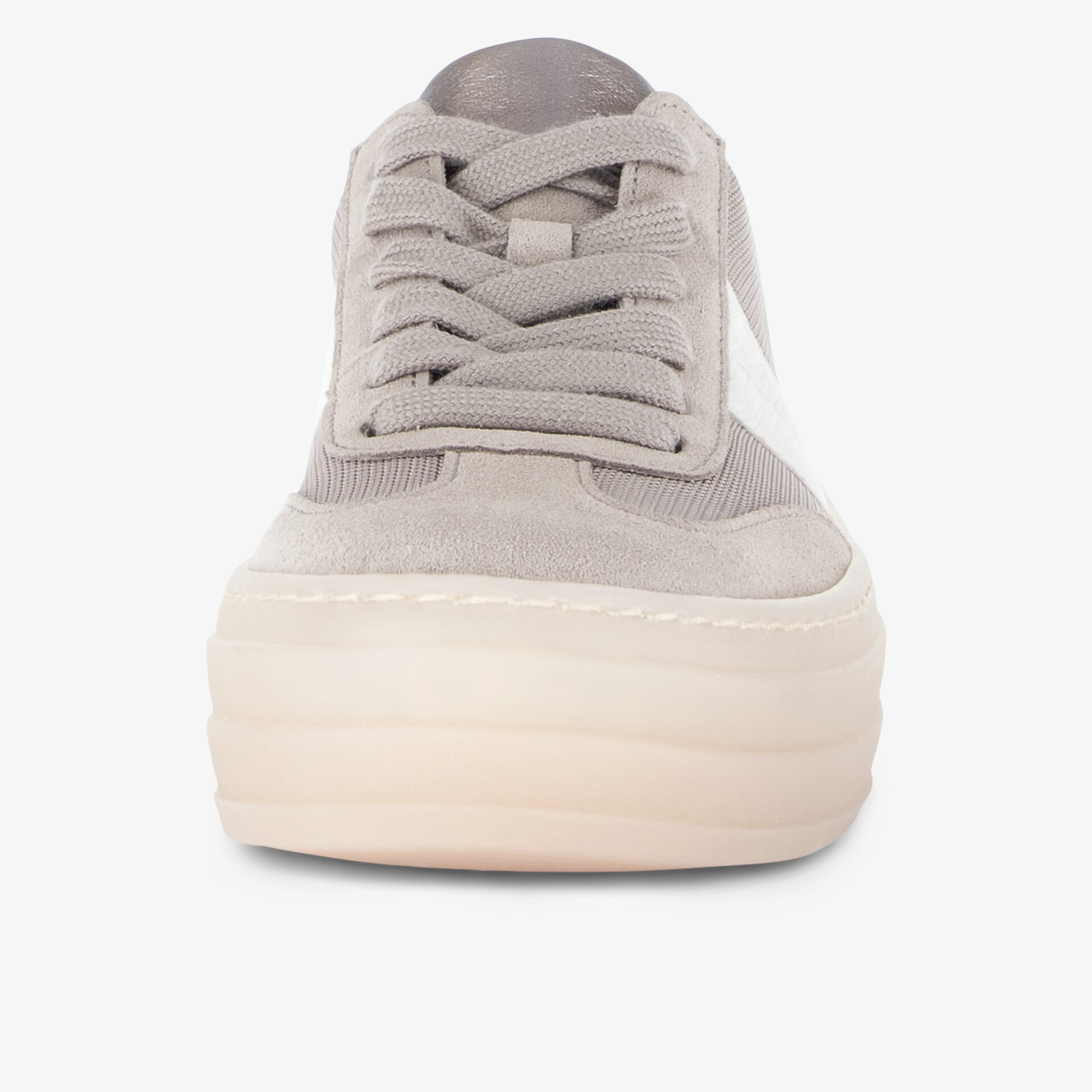 Moderner grauer Sneaker mit rutschfester Sohle und Schnürverschluss für bequemen Tragekomfort.