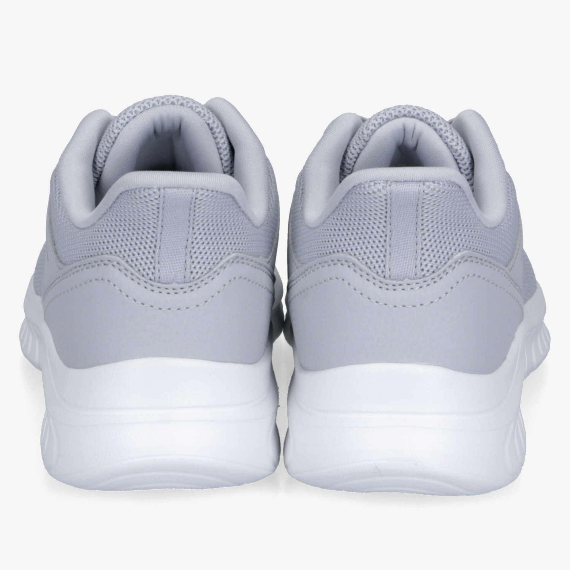 Rückansicht von grauen Sportschuhen mit gedämpfter, stoßabsorbierender Sohle und weicher Polsterung
