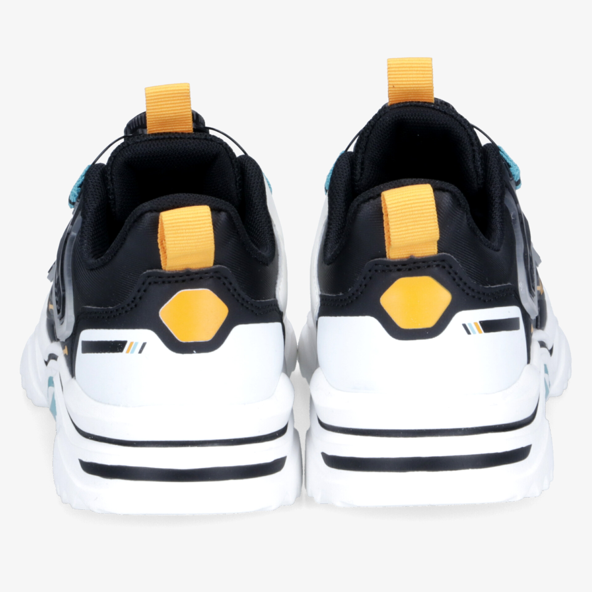 Schuhpaar in Weiß und Schwarz mit auffälligen orangen Details und stabiler Sohle, Rückansicht