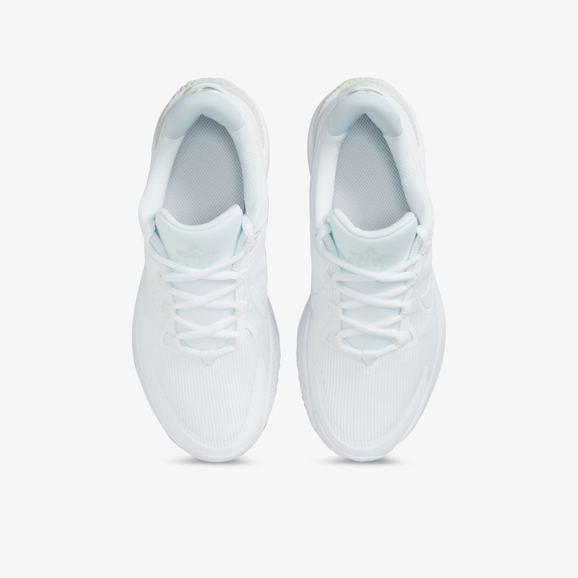 Leichte und bequeme Sportschuhe mit modernem Design, perfekt für sportliche Aktivitäten.