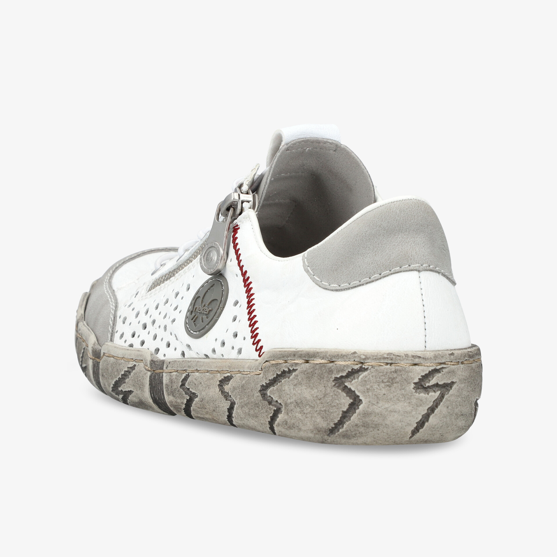 Seitliche Ansicht eines leichten weißen Sneakers mit perforiertem Obermaterial und robuster grauer Sohle für optimalen Komfort