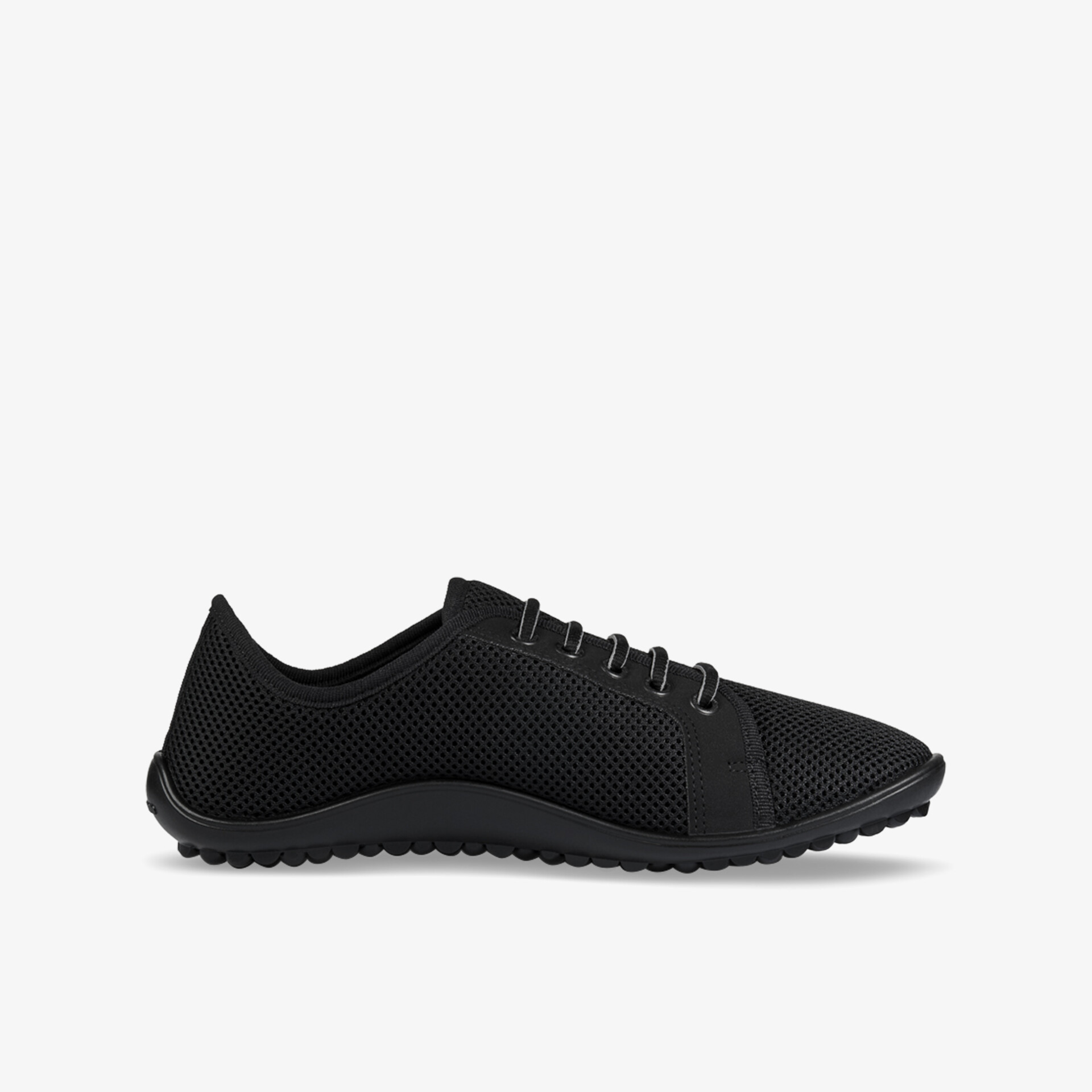 Eleganter schwarzer Schuh mit atmungsaktivem Material und rutschfester Sohle für vielseitigen Einsatz.