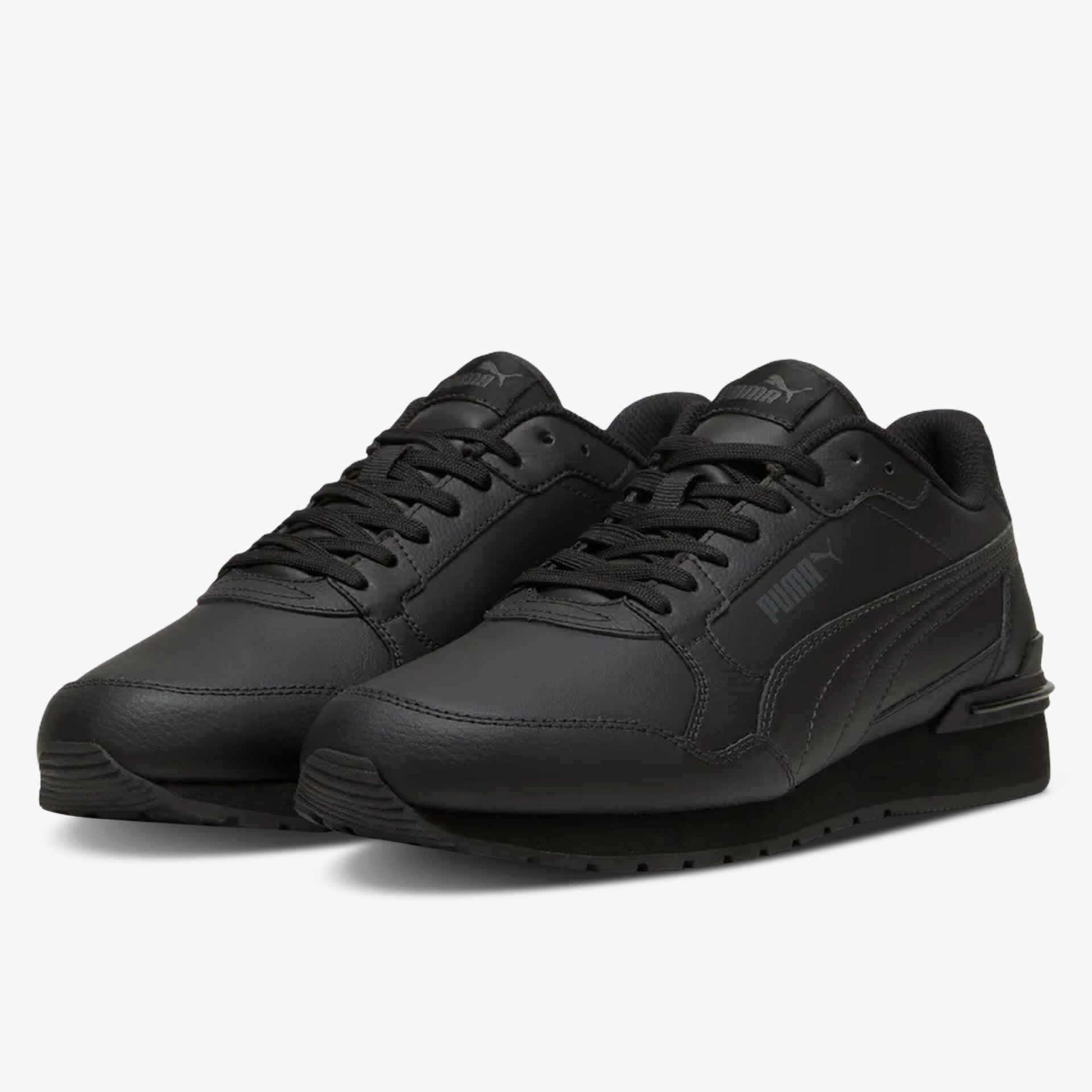 Schwarze Sportschuhe mit robustem Material und bequemer Passform, ideal für sportliche Aktivitäten und Alltag