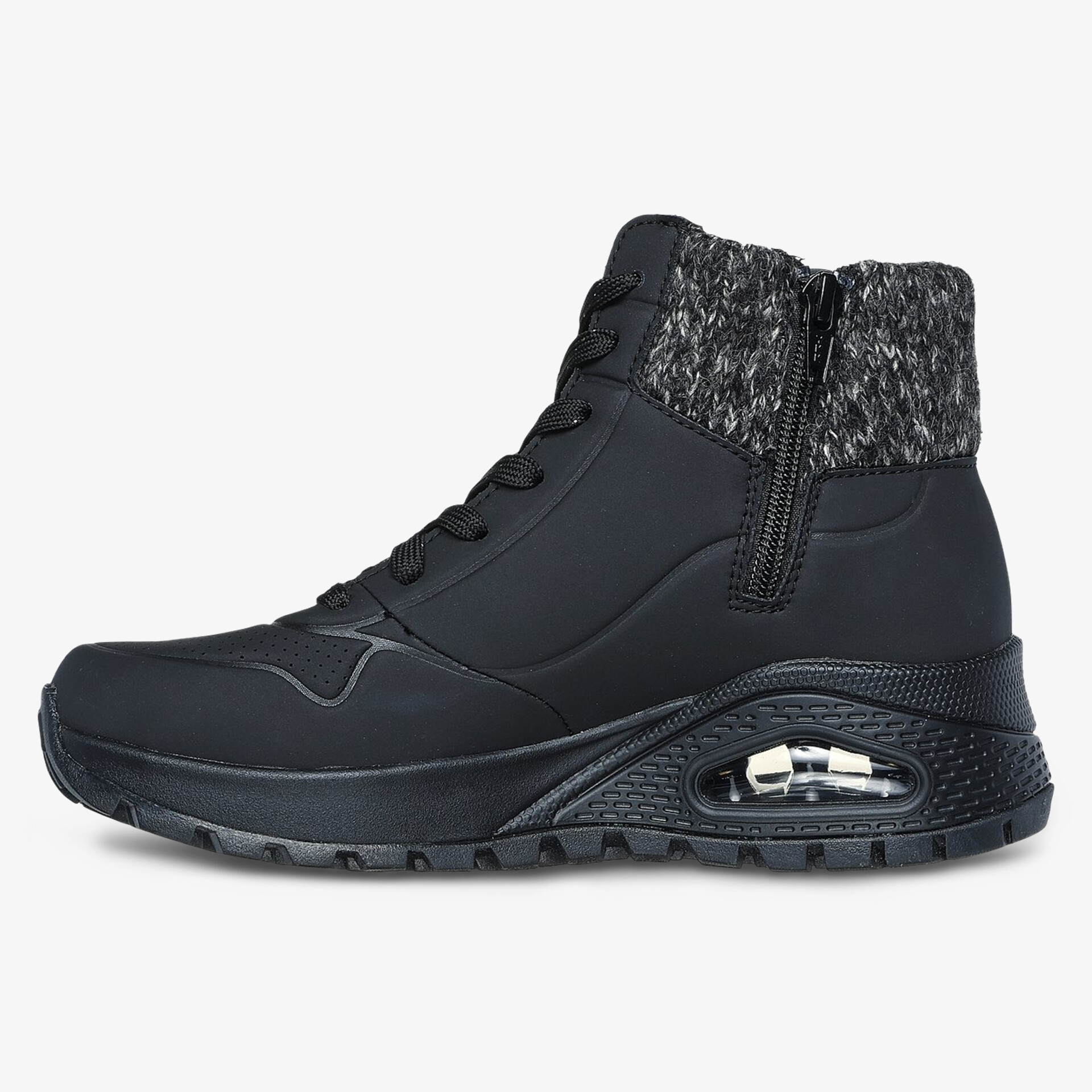 Sportlicher schwarzer Winterstiefel mit warmer Fütterung und rutschfester Sohle, seitliche Ansicht