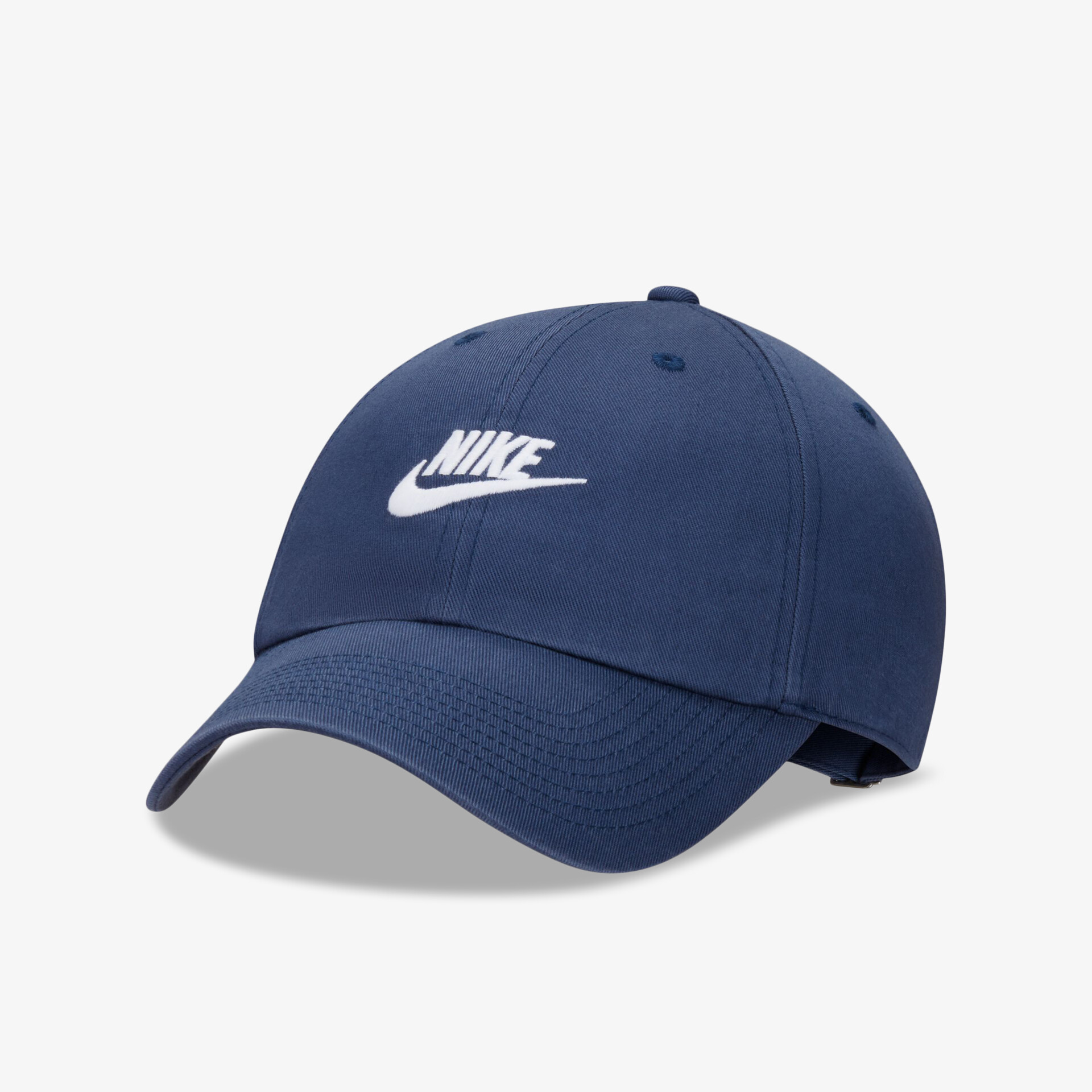 Dunkelblaue Nike-Baseballkappe mit weißem Logo. Verstellbar und komfortabel, ideal für Sport und Freizeit.
