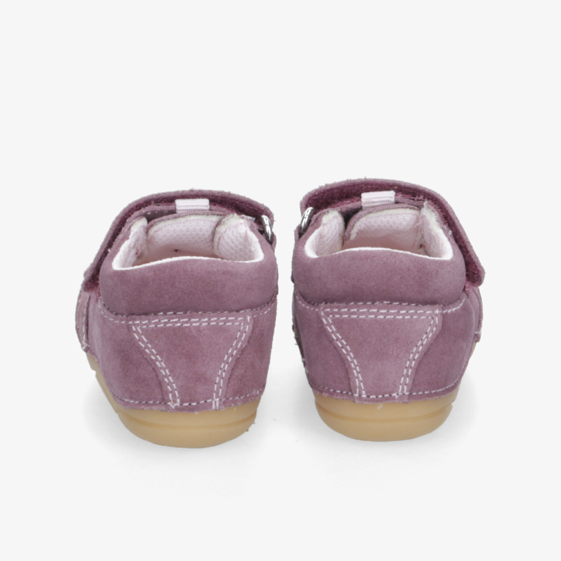 Rückansicht von stylischen Halbschuhen aus Veloursleder mit rutschfester Sohle und gepolstertem Innenfutter