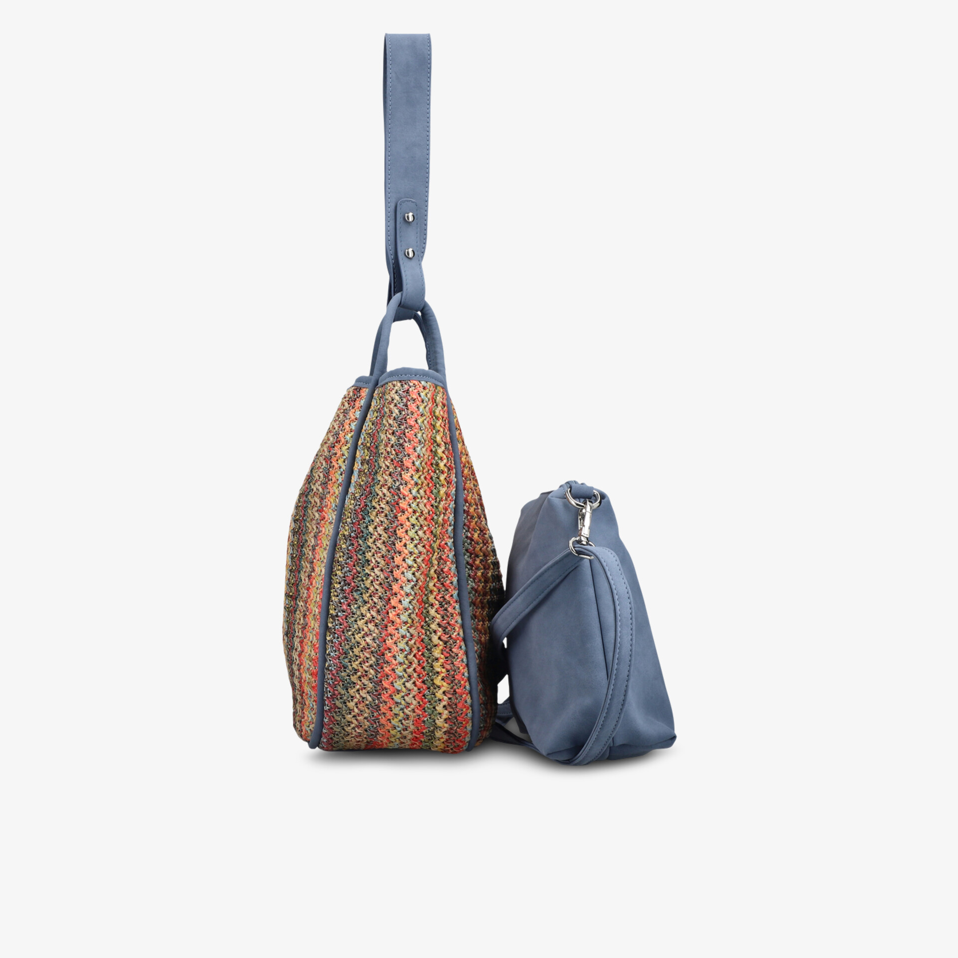 Seitliche Ansicht von zwei Taschen, eine größere mit mehrfarbigem Streifenmuster und eine kleinere in uni Blau