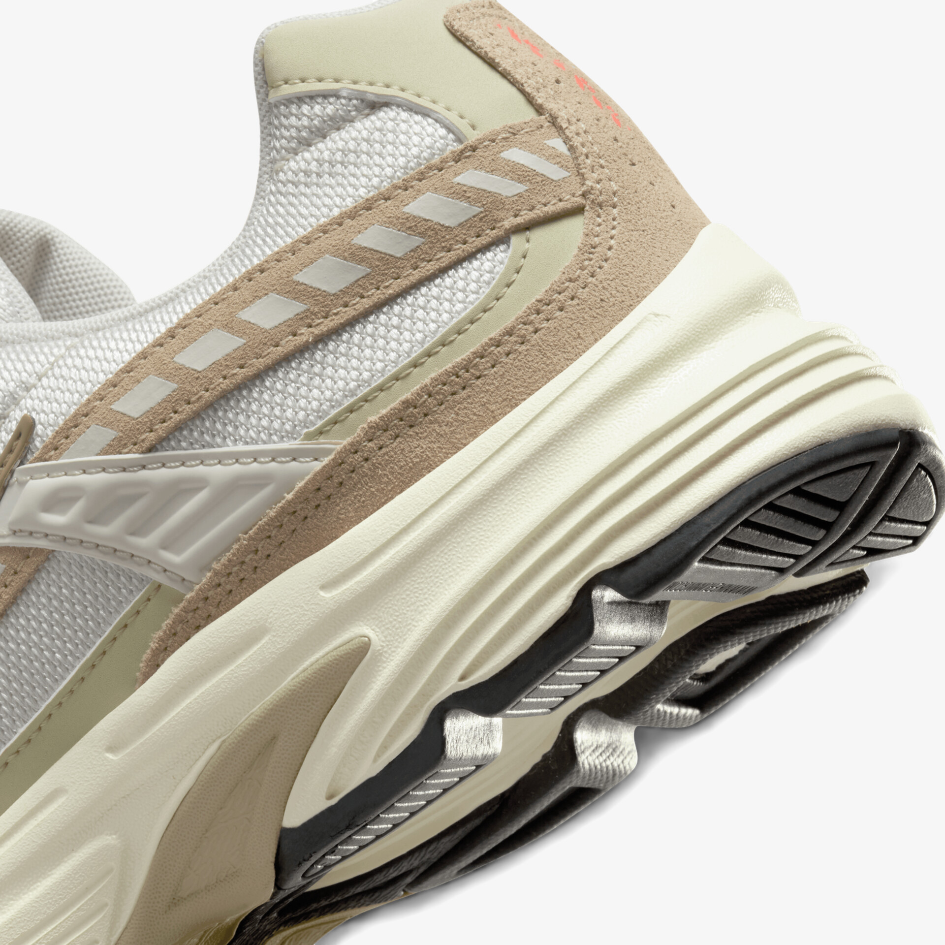 Sportlicher Sneaker mit robustem Design und gepolsterter Sohle für optimalen Tragekomfort.