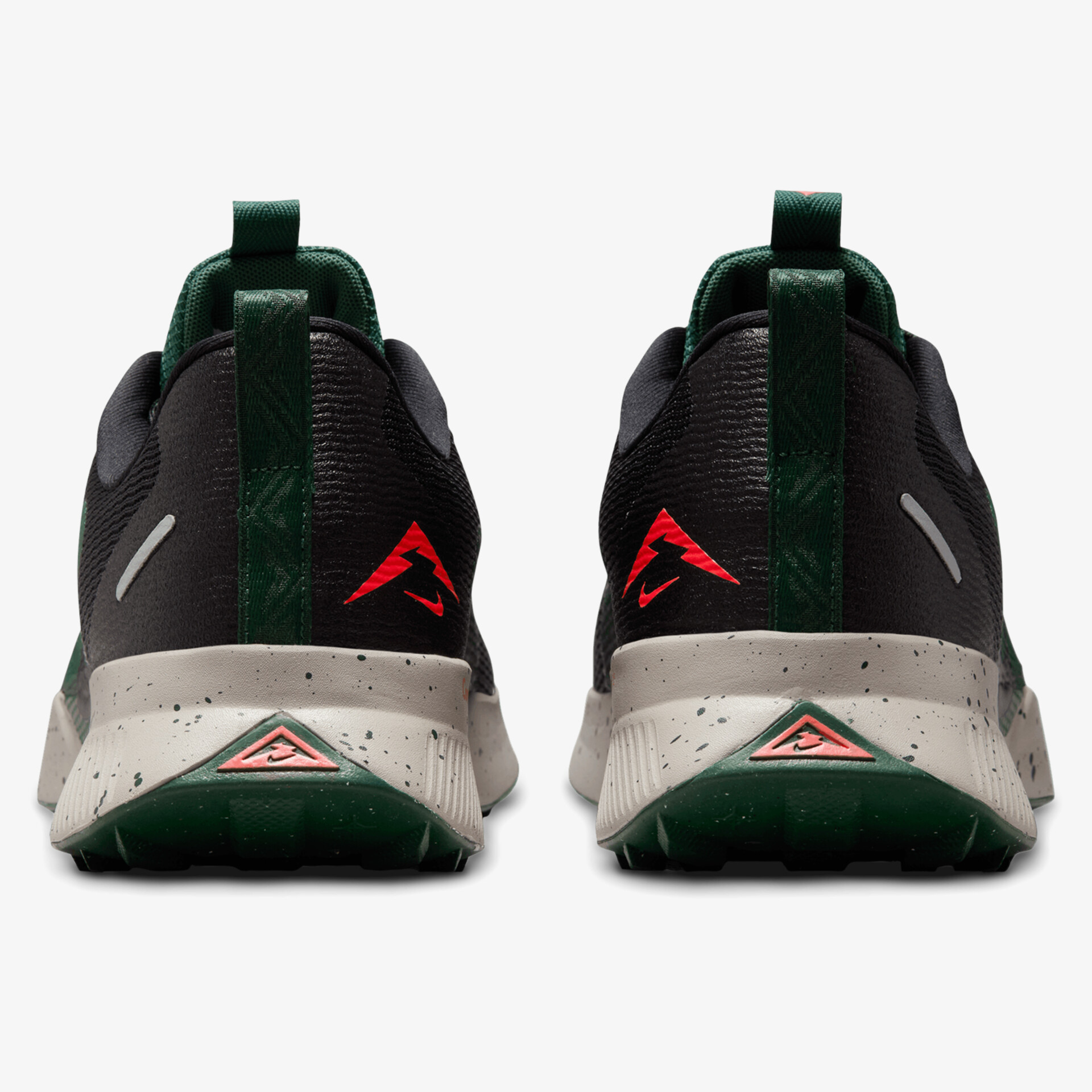 Rückansicht sportlicher, atmungsaktiver Schuh mit gepolsterter Ferse und reflektierenden Details