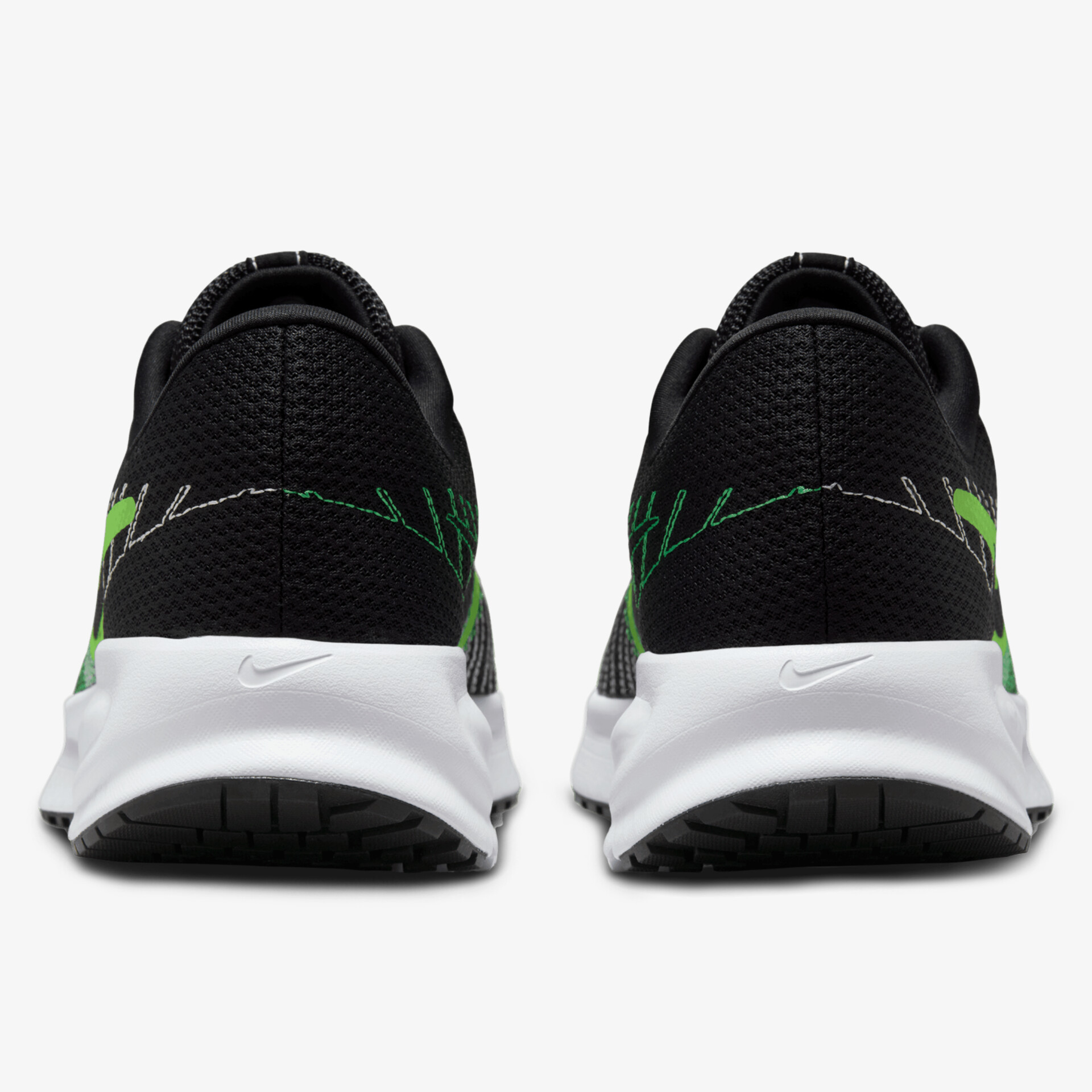 Moderner schwarzer Sneaker mit grünem Akzent, atmungsaktivem Mesh und flexibler, weißer Sohle, Rückansicht