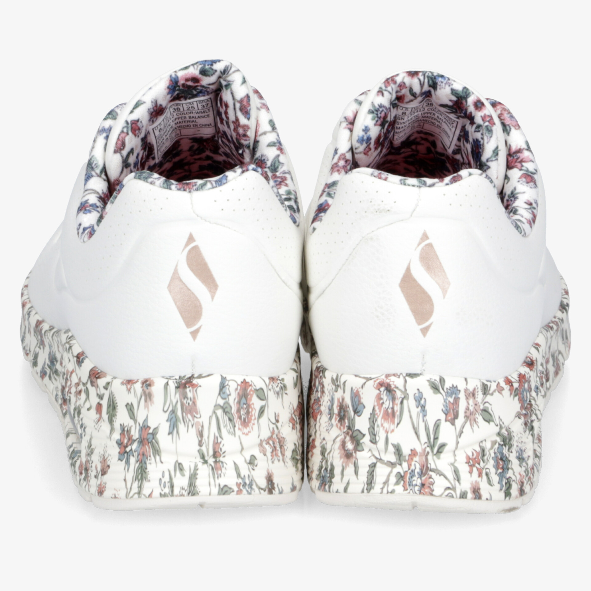 Rückansicht von weißen Schuhen mit buntem Blumenmuster an Ferse und Innenfutter für modischen Look