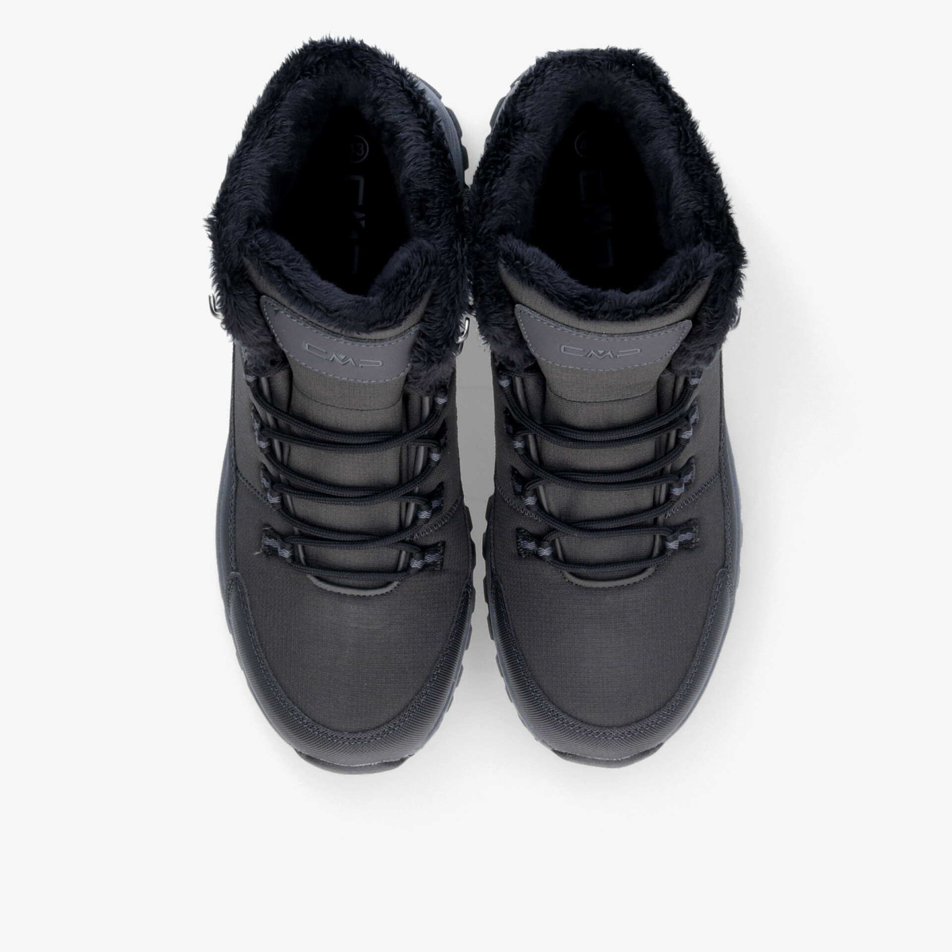 Schwarze Winterstiefel mit Fellfutter und robuster Schnürung. Ideal für kalte, nasse Wetterbedingungen.