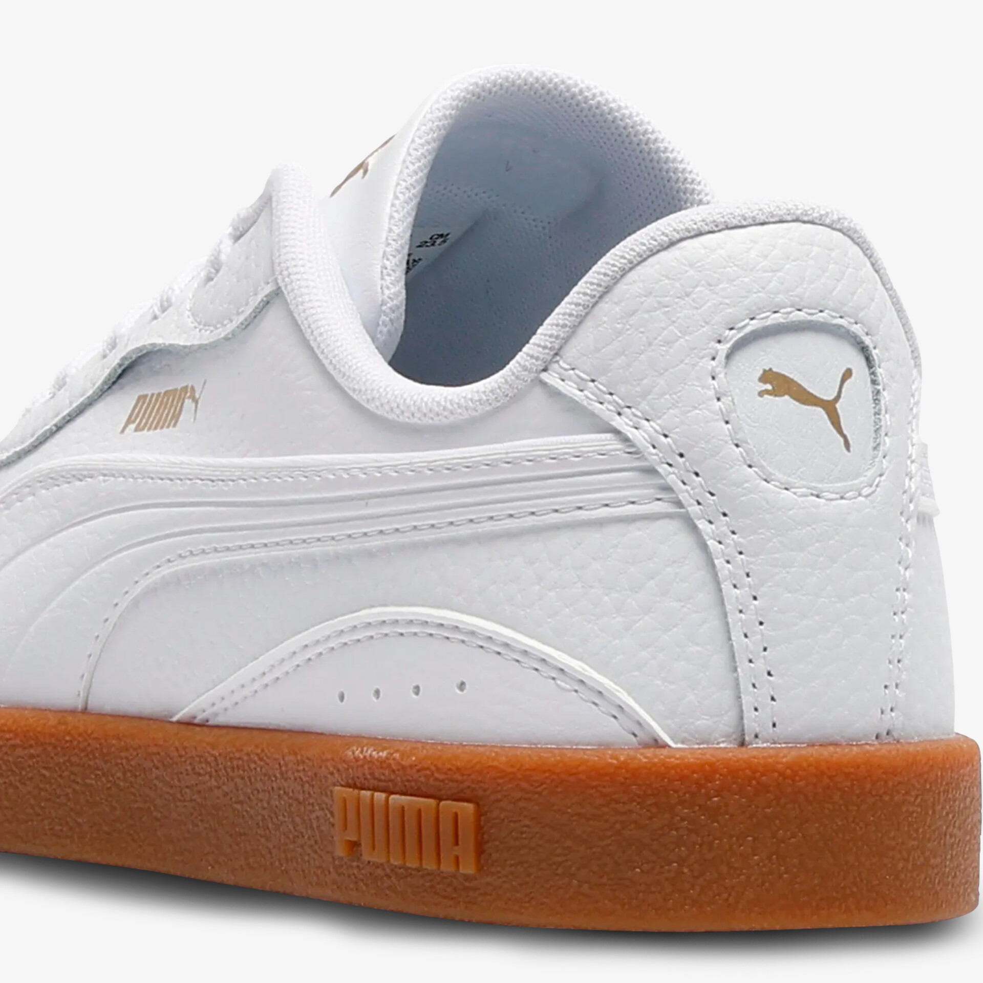 Weißer Sneaker aus Glattleder mit robuster Gumminsohle und komfortabler Passform, seitliche Ansicht