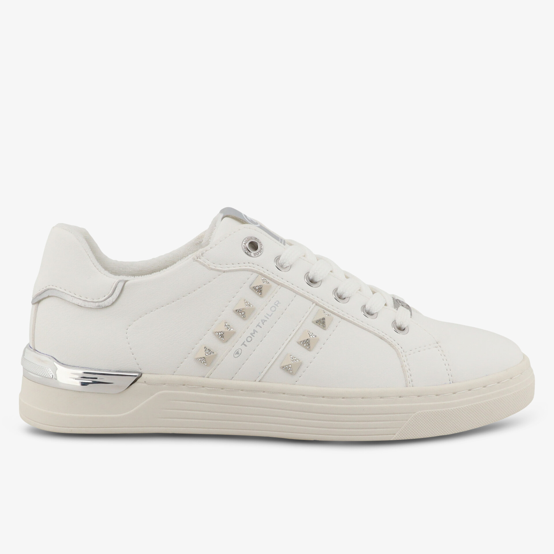 Seitliche Ansicht eines weißen Sneakers mit metallischem Detail, sportlich und bequem