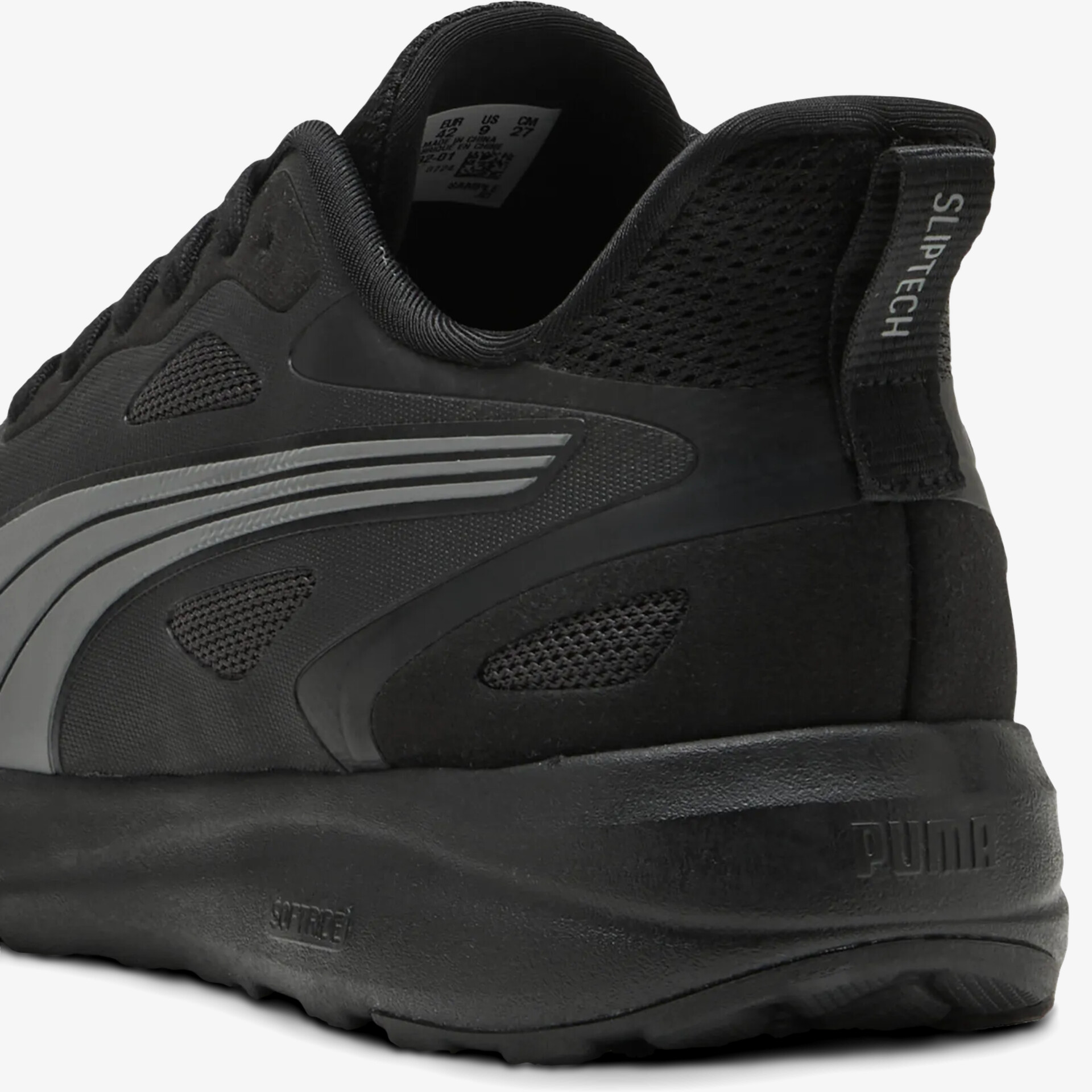 Schwarzer sportlicher Schuh mit gepolsterter Ferse und atmungsaktivem Obermaterial für optimalen Komfort