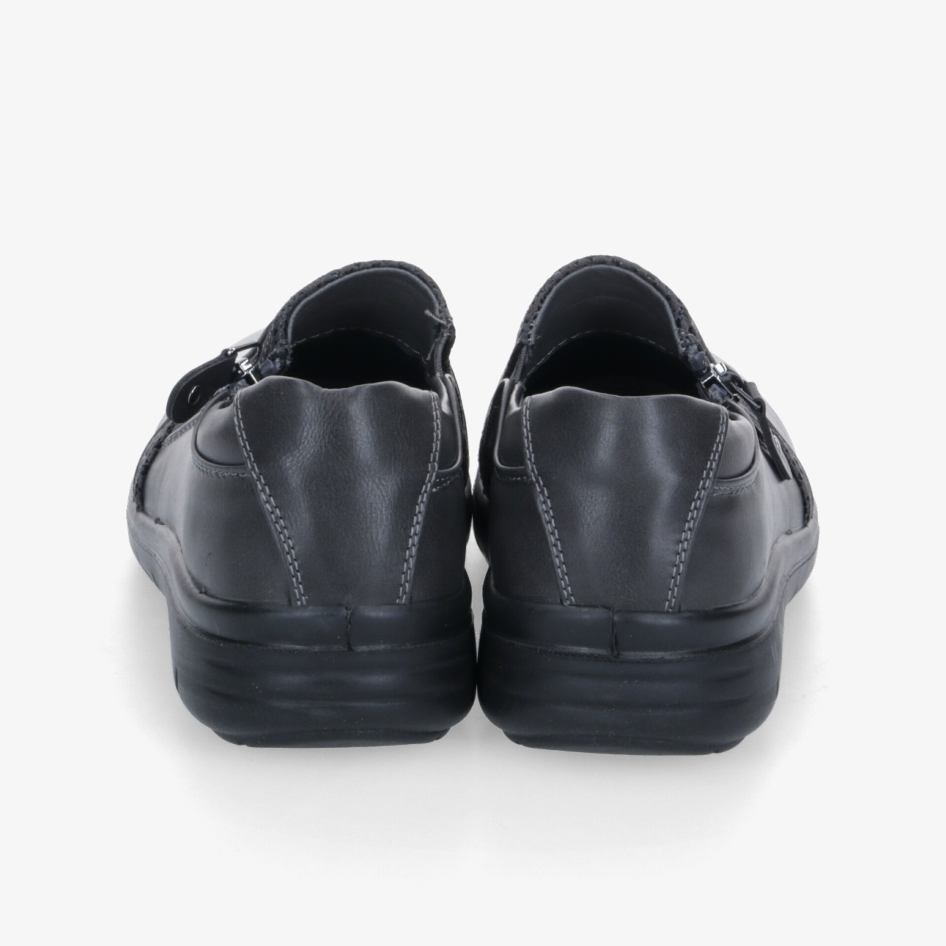 Schwarze Schuhe mit bequemer Passform und rutschfester Sohle in klarer Rückansicht