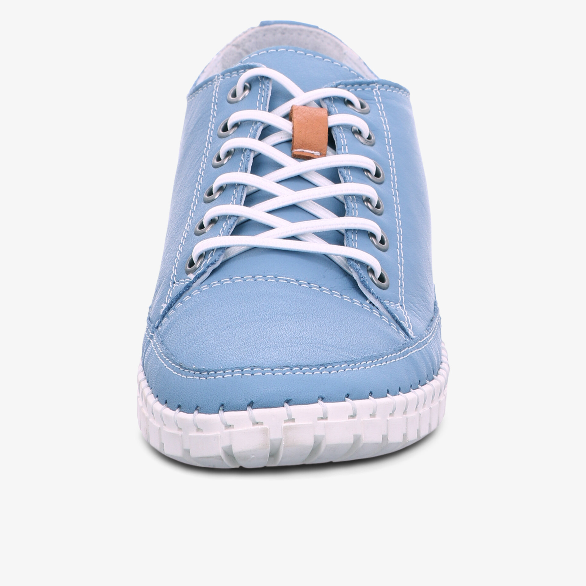 Moderner blauer Sneaker mit weißer Sohle im Frontansicht.